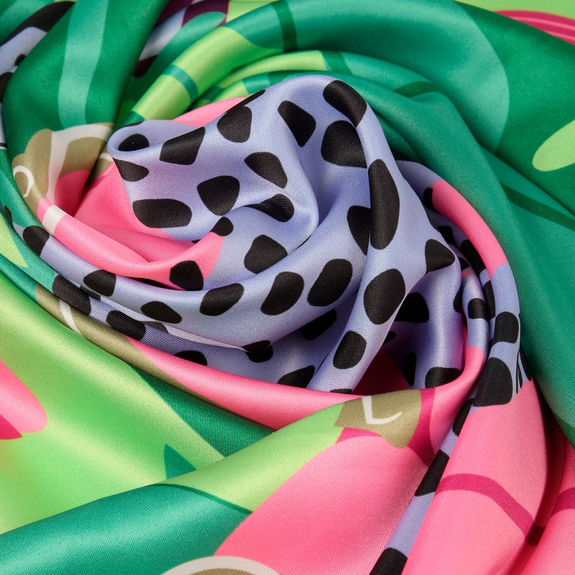 Elegante pañuelo de la marca Lola Casademunt, modelo FW. Elaborado en tejido satinado color rosa con estampado de leopardo sentado y greca logotipada. Medidas de 90cm x 90cm, ideal para añadir un toque sofisticado a tu look.