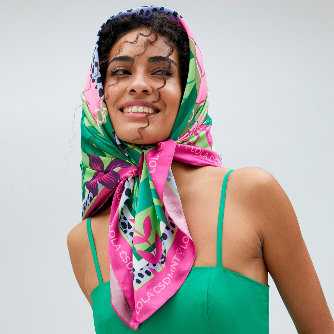 Elegante pañuelo de la marca Lola Casademunt, modelo FW. Elaborado en tejido satinado color rosa con estampado de leopardo sentado y greca logotipada. Medidas de 90cm x 90cm, ideal para añadir un toque sofisticado a tu look.