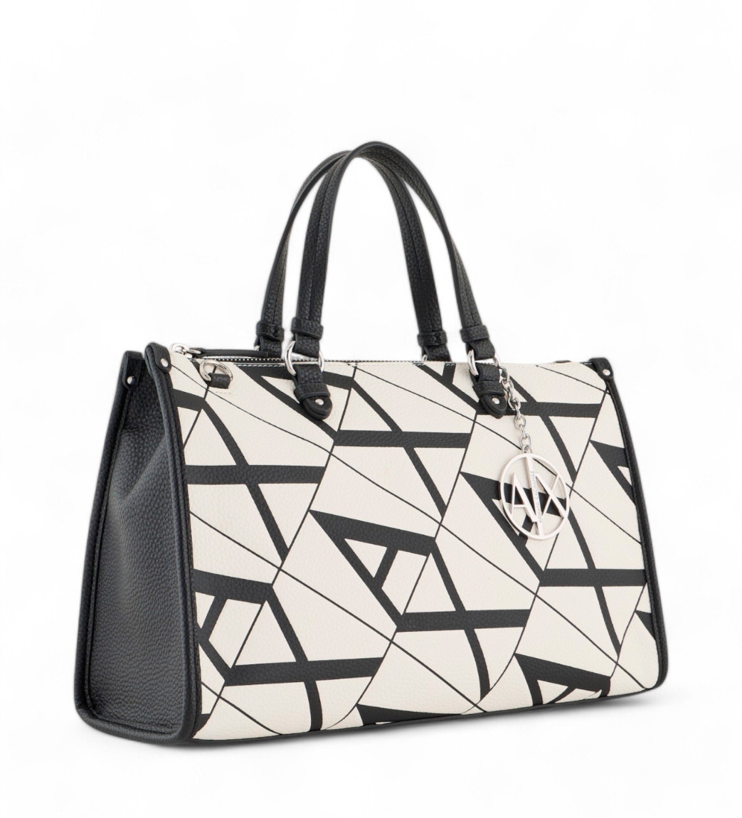 Bolso de la marca Armani Exchange, modelo FANCE. Elaborado en piel color blanco y negro con estampado de logotipo de marca. Cierre con cremallera. Bolso clásico con asa de hombro y una bandolera. Medidas: alto 19cm y ancho 31cm. Este bolso Armani Exchange FANCE es ideal para llevarlo a todos lados!