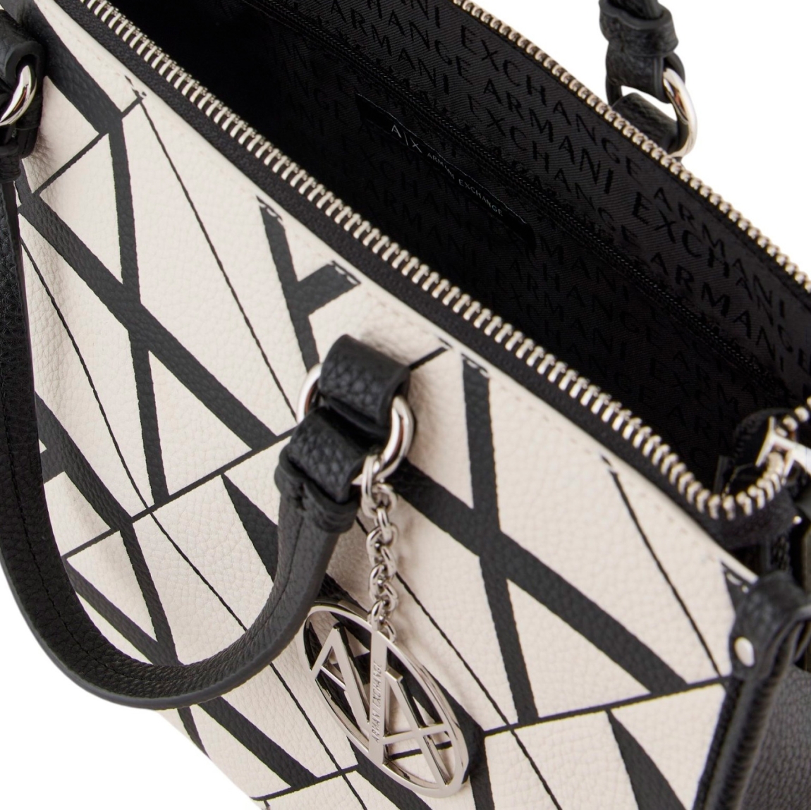 Bolso de la marca Armani Exchange, modelo FANCE. Elaborado en piel color blanco y negro con estampado de logotipo de marca. Cierre con cremallera. Bolso clásico con asa de hombro y una bandolera. Medidas: alto 19cm y ancho 31cm. Este bolso Armani Exchange FANCE es ideal para llevarlo a todos lados!