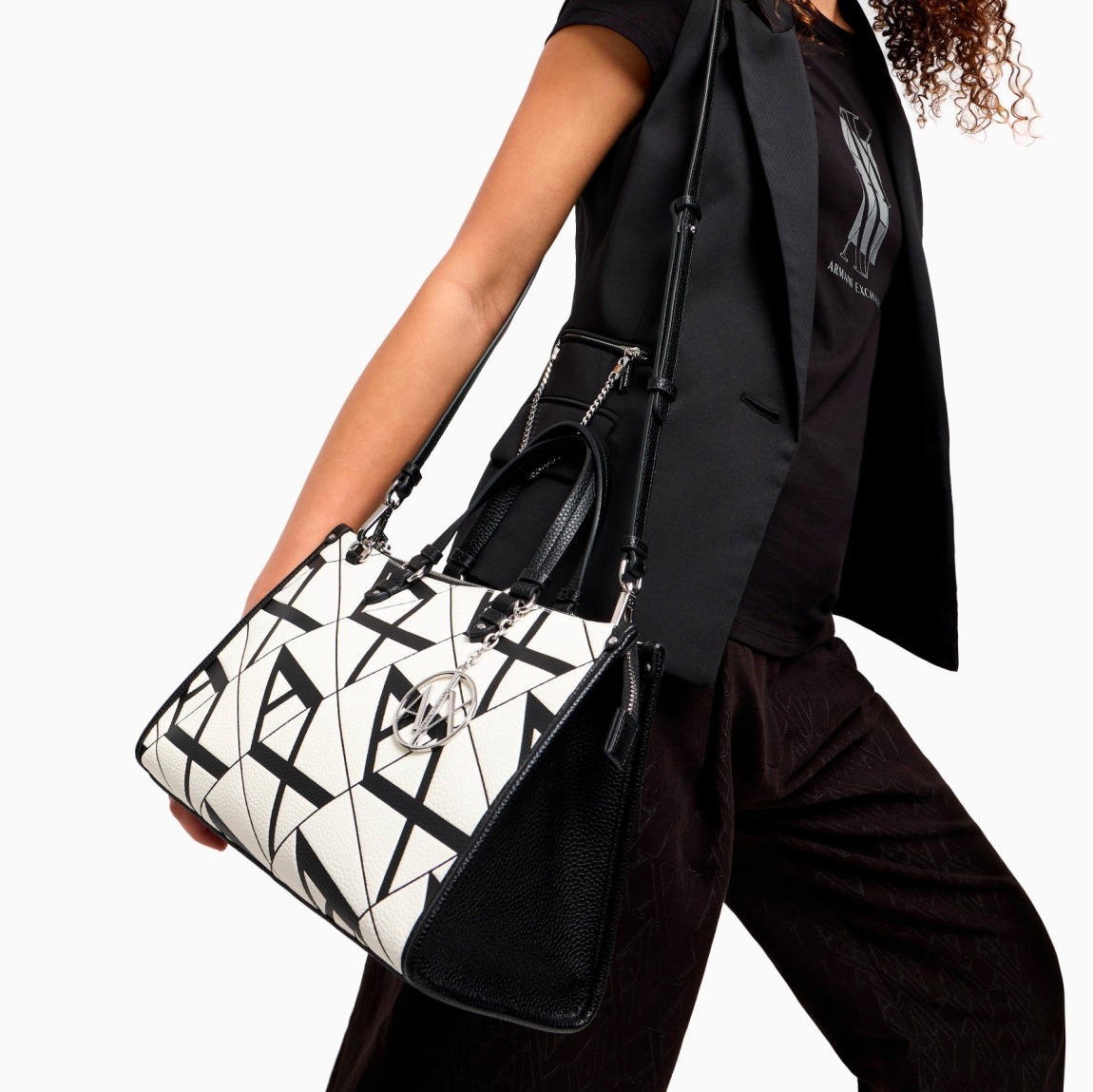 Bolso de la marca Armani Exchange, modelo FANCE. Elaborado en piel color blanco y negro con estampado de logotipo de marca. Cierre con cremallera. Bolso clásico con asa de hombro y una bandolera. Medidas: alto 19cm y ancho 31cm. Este bolso Armani Exchange FANCE es ideal para llevarlo a todos lados!
