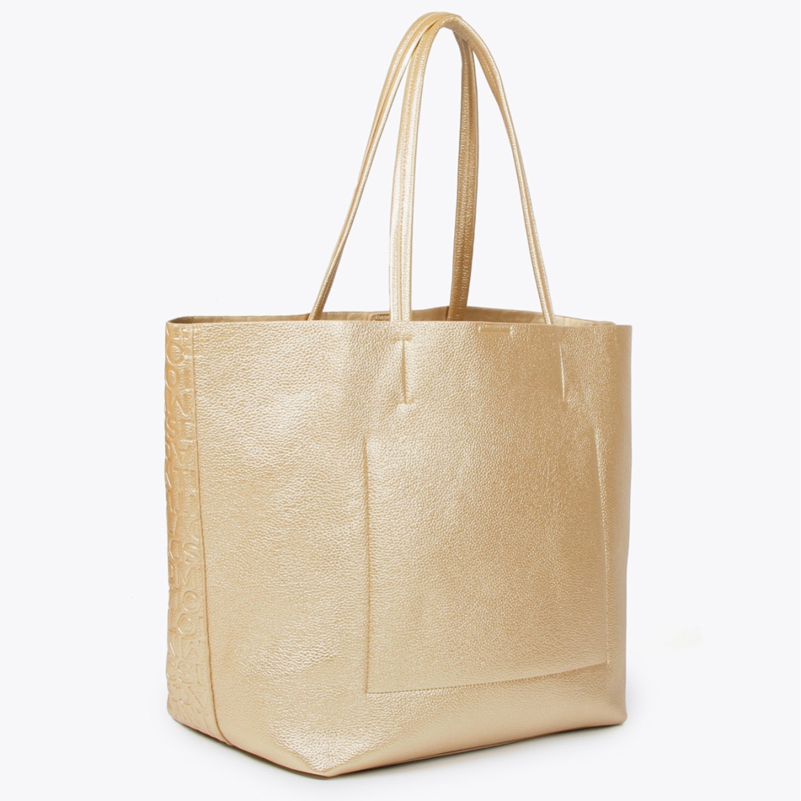 Bolso de la marca Lola Casademunt, modelo CHERRY. Bolso shopper desestructurado en efecto piel color oro. Detalle de grabado monograma y bolsillo interior. Contiene neceser interior. Cierre imantado.ALTO: 30 cm - LARGO: 32 cm - ANCHO: 17 cm.