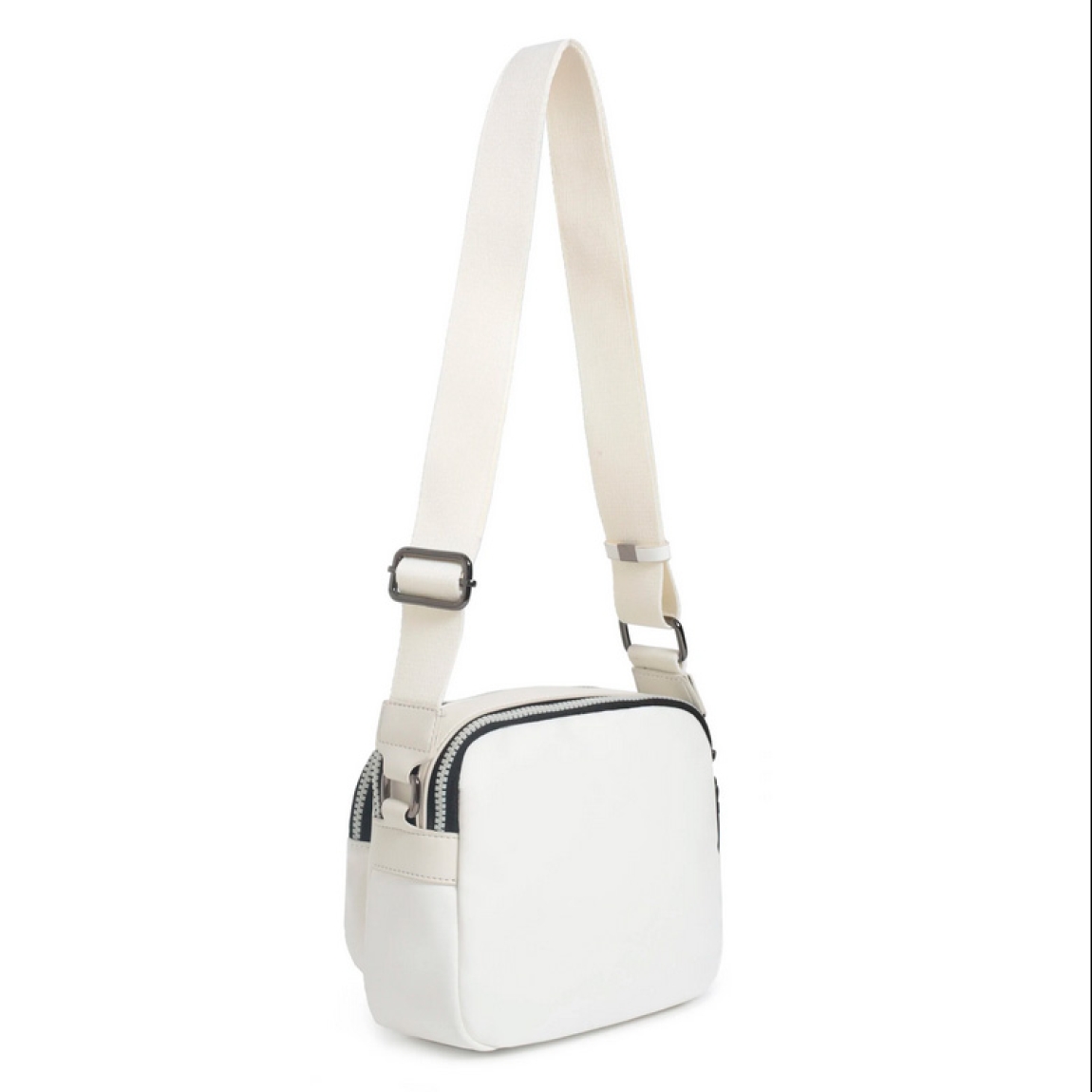 Bolso de la marca Robert Prieti, modelo CROSS. Elaborado en plástico color blanco con logo frontal. Bolso con asa bandolera regulable , cierre con cremallera, 2 bolsillos interiores y 2 bolsillos exteriores. Medidas: alto 17cm y ancho 20cm. Este bolso Robert Priete CROSS es ideal para llevarlo a todos lados!