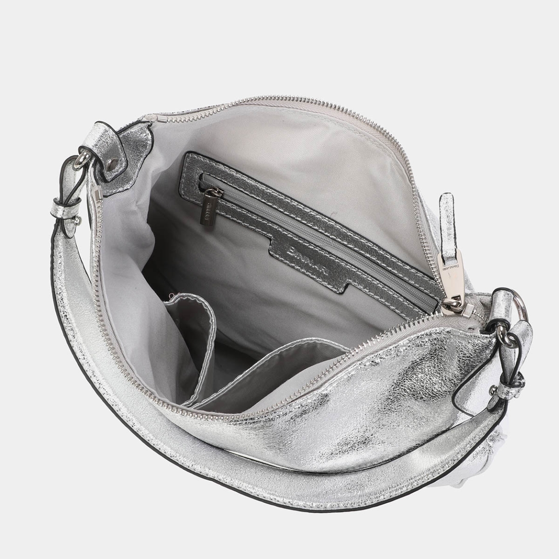 Bolso de la marca Robert Prieti, modelo CROSS. Elaborado en plástico color blanco con logo frontal. Bolso con asa bandolera regulable , cierre con cremallera, 2 bolsillos interiores y 2 bolsillos exteriores. Medidas: alto 17cm y ancho 20cm. Este bolso Robert Priete CROSS es ideal para llevarlo a todos lados!