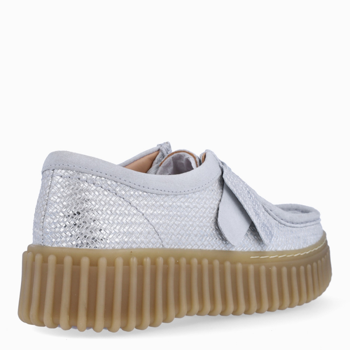 Mocasines de la marca Clarks, modelo TORHILL BEE. Exterior en piel color plata. Interior en piel color beig con plantilla acolchada y extraíble para máxima comodidad. Cierre de los mocasines Clarks con cordones y un suela con efecto sierra de 3cm de altura. Estos mocasines Clarks TORHILL BEE es ideal para combinar con todos tus looks!