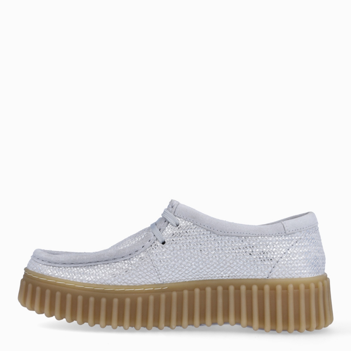 Mocasines de la marca Clarks, modelo TORHILL BEE. Exterior en piel color plata. Interior en piel color beig con plantilla acolchada y extraíble para máxima comodidad. Cierre de los mocasines Clarks con cordones y un suela con efecto sierra de 3cm de altura. Estos mocasines Clarks TORHILL BEE es ideal para combinar con todos tus looks!