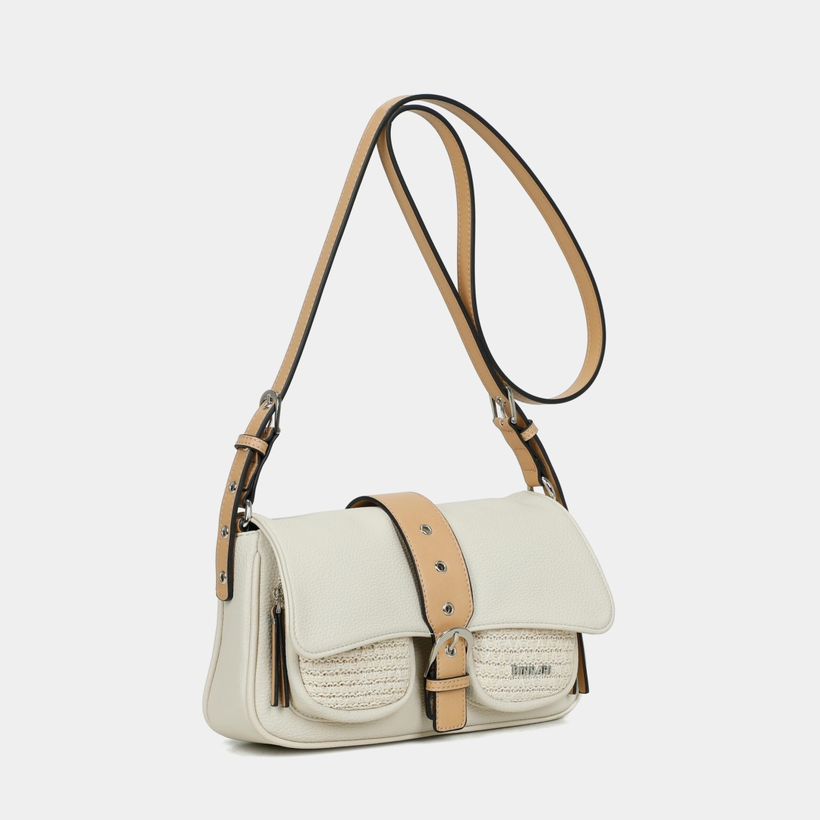 Bolso de la marca Binnari, modelo DUERO. Bolso clásico elaborado en rafia color beig. Este bolso DUERO tiene dos posiciones, mano y bandolera, gracias al asa que lleva en su interior. Ideal para el día a día. Cierre con cremallera. Le dará un toque llamativo y cómodo a tu look veraniego. Medidas: alto 15cm y ancho 26cm.