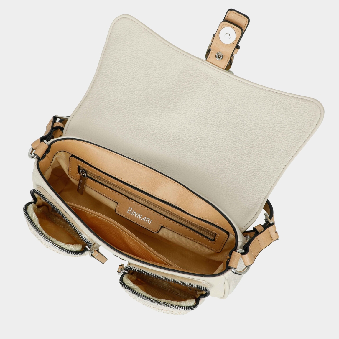 Bolso de la marca Binnari, modelo DUERO. Bolso clásico elaborado en rafia color beig. Este bolso DUERO tiene dos posiciones, mano y bandolera, gracias al asa que lleva en su interior. Ideal para el día a día. Cierre con cremallera. Le dará un toque llamativo y cómodo a tu look veraniego. Medidas: alto 15cm y ancho 26cm.