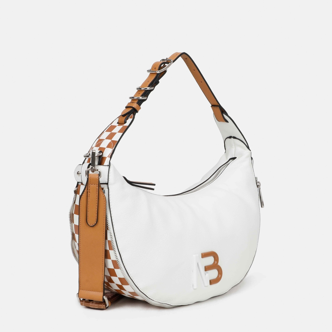 Bolso hobo de la marca Binnari, modelo EBRO de tamaño mediano. Bolso elaborado en piel coolor blanco con detalle en camel. Tiene 2 posicones. Así mismo, su asa es ajustable y se accede al interior por medio de una cremallera superior. En el interior encontramso 3 bolsillos, uno de ellos con cremallera. Los detalles metálicos son de color nickel. Medidas: alto 18cm y ancho 32cm. Este bolso Binnari EBRO es ideal para llevarlo a todos lados!