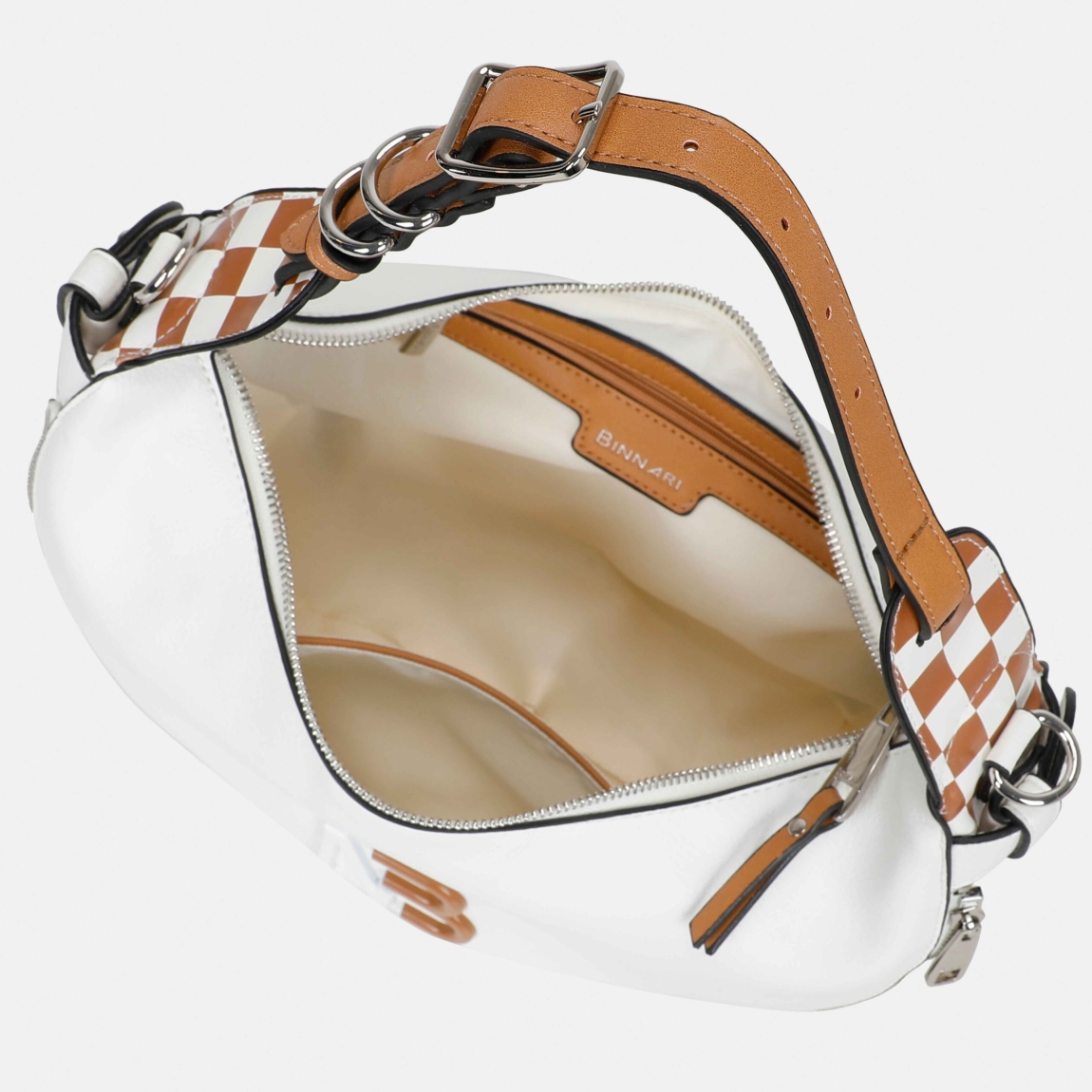 Bolso hobo de la marca Binnari, modelo EBRO de tamaño mediano. Bolso elaborado en piel coolor blanco con detalle en camel. Tiene 2 posicones. Así mismo, su asa es ajustable y se accede al interior por medio de una cremallera superior. En el interior encontramso 3 bolsillos, uno de ellos con cremallera. Los detalles metálicos son de color nickel. Medidas: alto 18cm y ancho 32cm. Este bolso Binnari EBRO es ideal para llevarlo a todos lados!