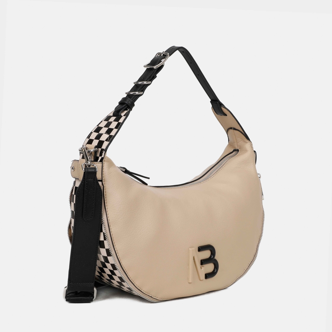 Bolso hobo de la marca Binnari, modelo EBRO de tamaño mediano. Bolso elaborado en piel color camel con detalle en negro. Tiene 2 posicones. Así mismo, su asa es ajustable y se accede al interior por medio de una cremallera superior. En el interior encontramso 3 bolsillos, uno de ellos con cremallera. Los detalles metálicos son de color nickel. Medidas: alto 18cm y ancho 32cm. Este bolso Binnari EBRO es ideal para llevarlo a todos lados!