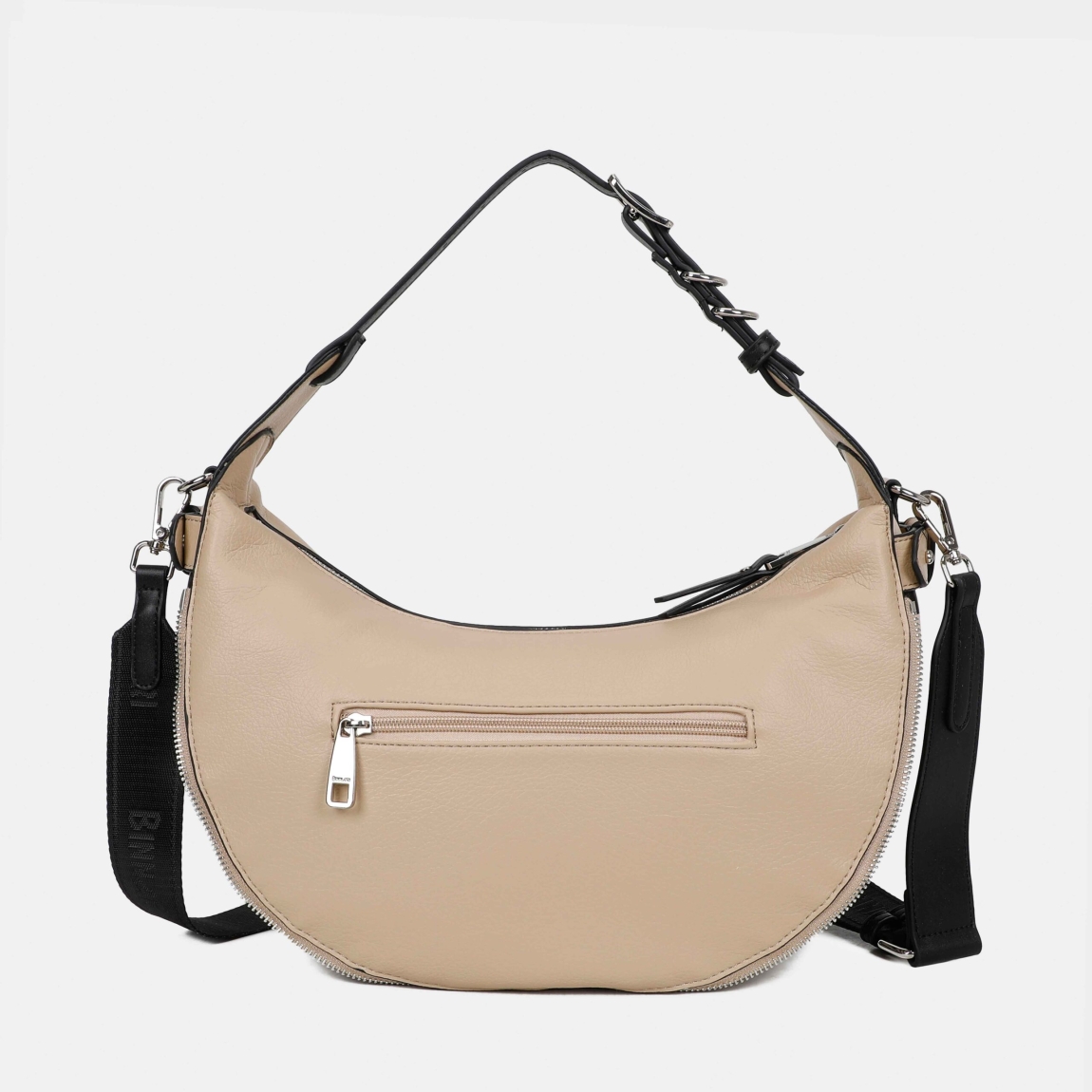 Bolso hobo de la marca Binnari, modelo EBRO de tamaño mediano. Bolso elaborado en piel color camel con detalle en negro. Tiene 2 posicones. Así mismo, su asa es ajustable y se accede al interior por medio de una cremallera superior. En el interior encontramso 3 bolsillos, uno de ellos con cremallera. Los detalles metálicos son de color nickel. Medidas: alto 18cm y ancho 32cm. Este bolso Binnari EBRO es ideal para llevarlo a todos lados!
