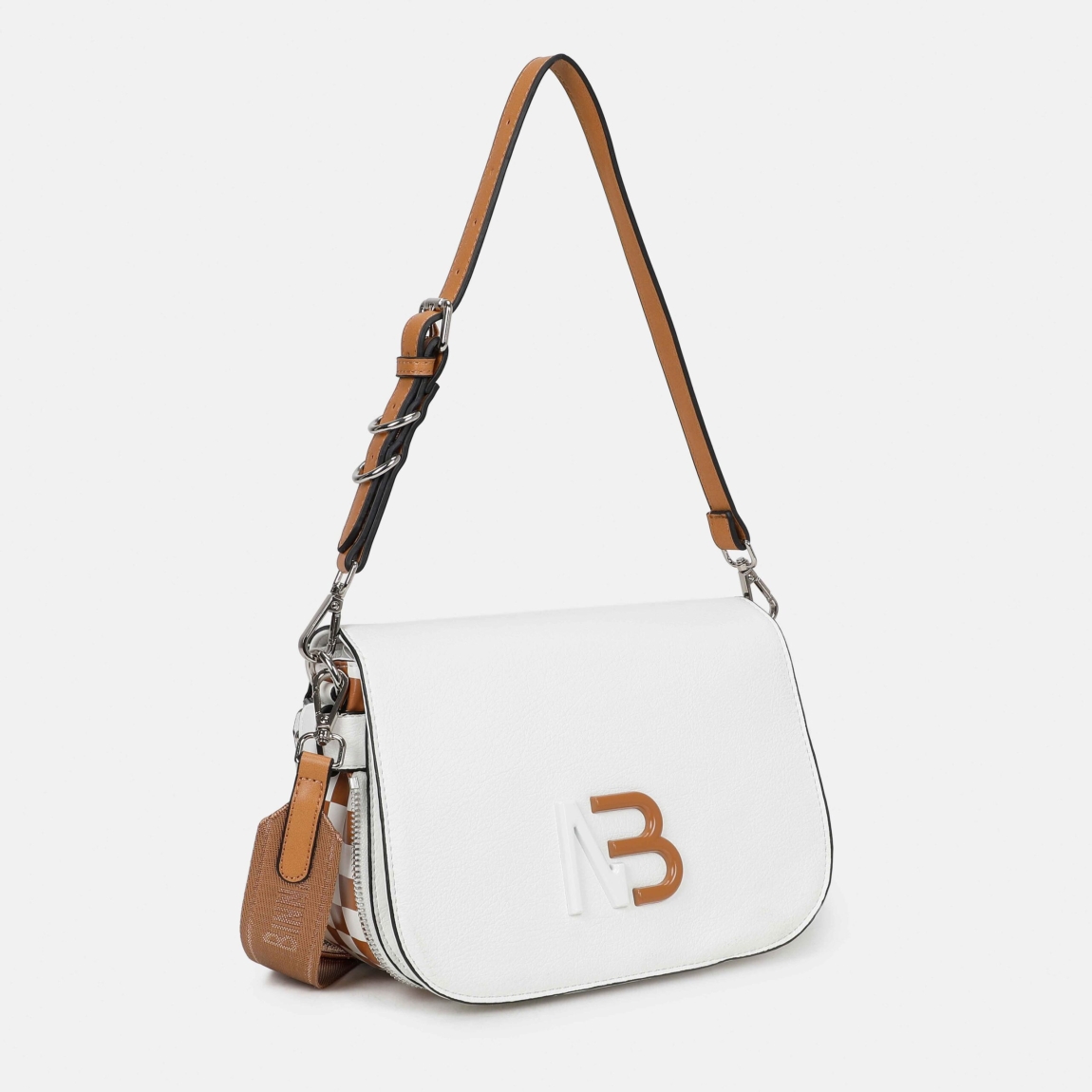 Bolso bandolera solapa de la marca Binnari, modelo EBRO. Bolso elaborado en piel color blanco, con detalle en camel. Bolso de tamaño pequeño pero capaz de guardar todo lo necesario. Se accede a su interior por medio de una solapa . En él, encontramos 3 bolsillos, uno de ellos con cremallera. Medidas: alto 16cm y ancho 24cm. Bolso Binnari EBRO, ideal para esta temporada.