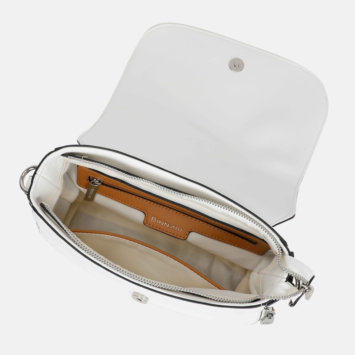 Bolso bandolera solapa de la marca Binnari, modelo EBRO. Bolso elaborado en piel color blanco, con detalle en camel. Bolso de tamaño pequeño pero capaz de guardar todo lo necesario. Se accede a su interior por medio de una solapa . En él, encontramos 3 bolsillos, uno de ellos con cremallera. Medidas: alto 16cm y ancho 24cm. Bolso Binnari EBRO, ideal para esta temporada.