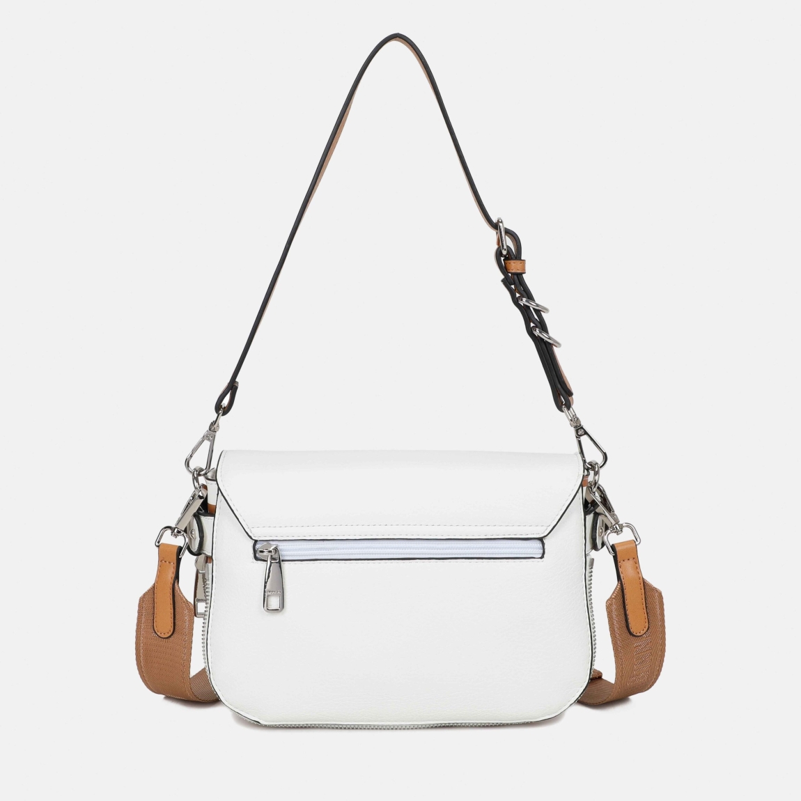 Bolso bandolera solapa de la marca Binnari, modelo EBRO. Bolso elaborado en piel color blanco, con detalle en camel. Bolso de tamaño pequeño pero capaz de guardar todo lo necesario. Se accede a su interior por medio de una solapa . En él, encontramos 3 bolsillos, uno de ellos con cremallera. Medidas: alto 16cm y ancho 24cm. Bolso Binnari EBRO, ideal para esta temporada.