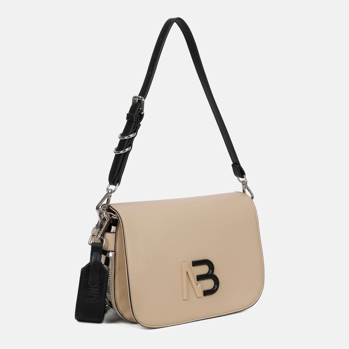 Bolso bandolera solapa de la marca Binnari, modelo EBRO. Bolso elaborado en piel color taupe, con detalle en negro. Bolso de tamaño pequeño pero capaz de guardar todo lo necesario. Se accede a su interior por medio de una solapa . En él, encontramos 3 bolsillos, uno de ellos con cremallera. Medidas: alto 16cm y ancho 24cm. Bolso Binnari EBRO, ideal para esta temporada.