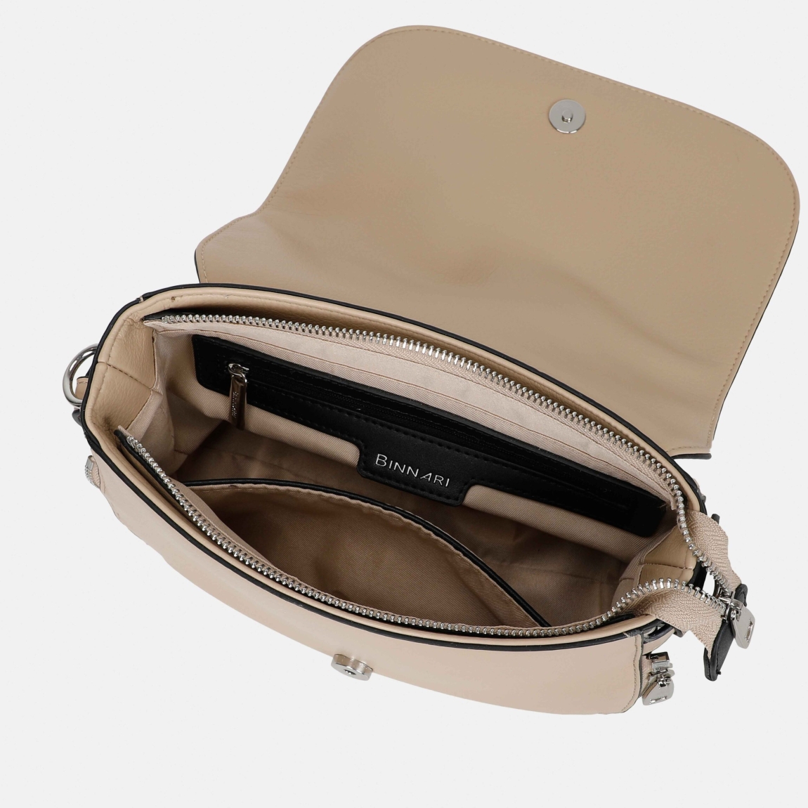 Bolso bandolera solapa de la marca Binnari, modelo EBRO. Bolso elaborado en piel color taupe, con detalle en negro. Bolso de tamaño pequeño pero capaz de guardar todo lo necesario. Se accede a su interior por medio de una solapa . En él, encontramos 3 bolsillos, uno de ellos con cremallera. Medidas: alto 16cm y ancho 24cm. Bolso Binnari EBRO, ideal para esta temporada.
