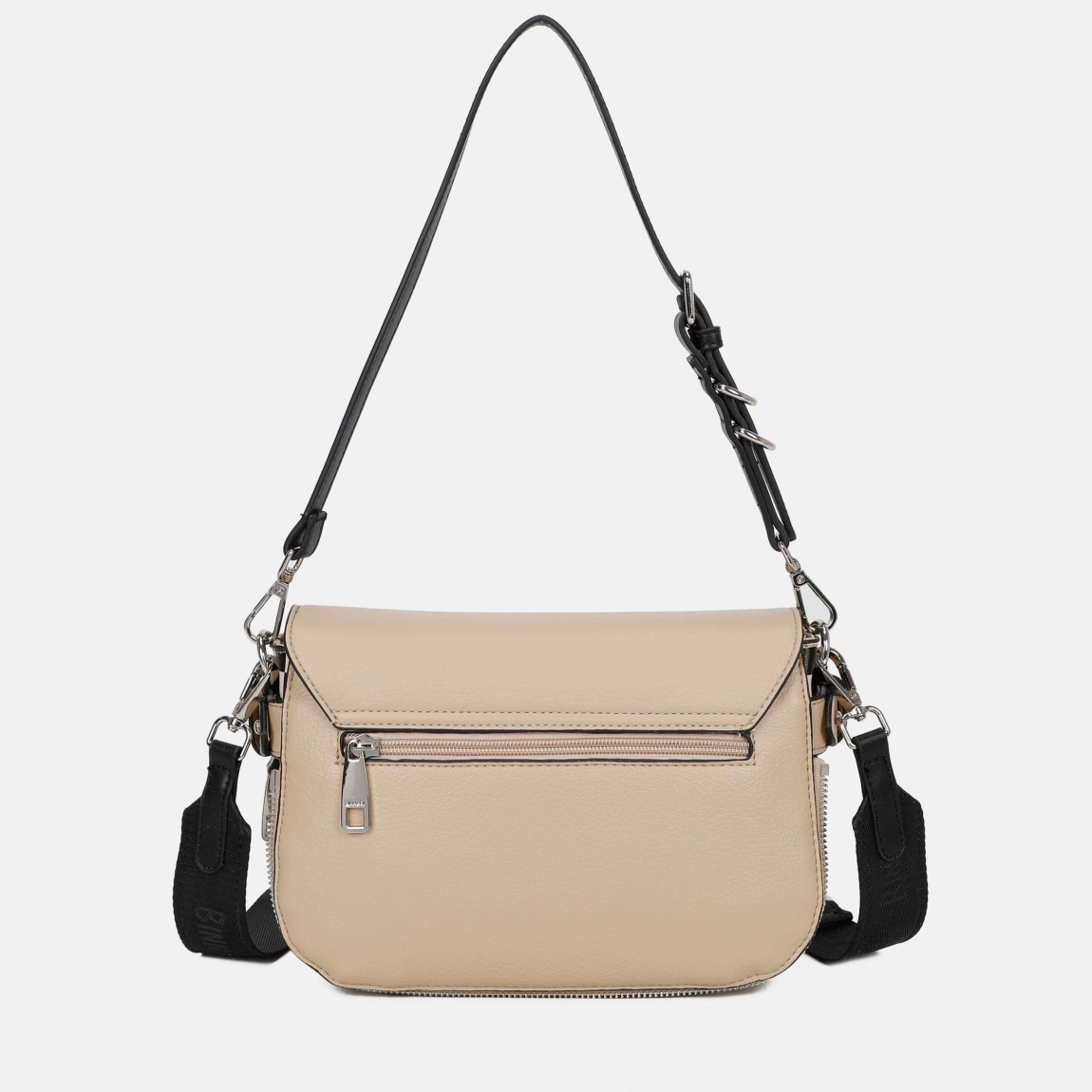Bolso bandolera solapa de la marca Binnari, modelo EBRO. Bolso elaborado en piel color taupe, con detalle en negro. Bolso de tamaño pequeño pero capaz de guardar todo lo necesario. Se accede a su interior por medio de una solapa . En él, encontramos 3 bolsillos, uno de ellos con cremallera. Medidas: alto 16cm y ancho 24cm. Bolso Binnari EBRO, ideal para esta temporada.