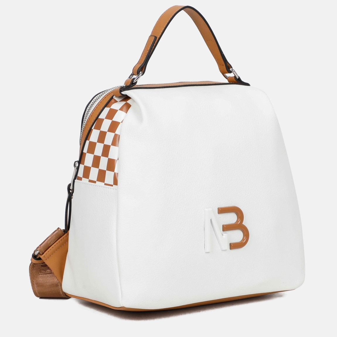 Mochila de la marca Binnari, modelo EBRO. Elaborado en piel color blanco con detalle en camel. Es una mochila cómoda y versátil pues podrás llevarla tambien como bolso de mano. Tiene diversos bolsillos en su interior y exterior con cremalleras. Los detalles metálicos son de color nickel. Medidas: alto y ancho 26cm. Esta mochila Binnari EBRO es ideal para llevarla a todos lados!