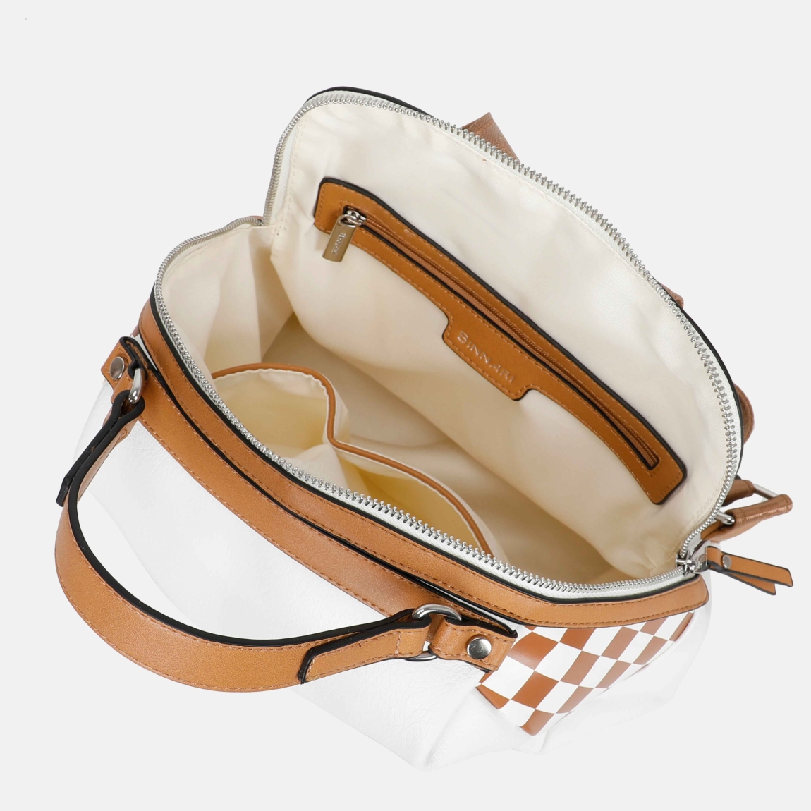 Mochila de la marca Binnari, modelo EBRO. Elaborado en piel color blanco con detalle en camel. Es una mochila cómoda y versátil pues podrás llevarla tambien como bolso de mano. Tiene diversos bolsillos en su interior y exterior con cremalleras. Los detalles metálicos son de color nickel. Medidas: alto y ancho 26cm. Esta mochila Binnari EBRO es ideal para llevarla a todos lados!