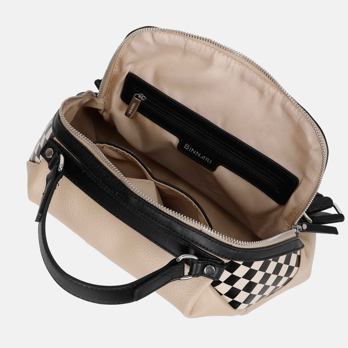 Mochila de la marca Binnari, modelo EBRO. Elaborado en piel color blanco con detalle en taupe. Es una mochila cómoda y versátil pues podrás llevarla tambien como bolso de mano. Tiene diversos bolsillos en su interior y exterior con cremalleras. Los detalles metálicos son de color nickel. Medidas: alto y ancho 26cm. Esta mochila Binnari EBRO es ideal para llevarla a todos lados!