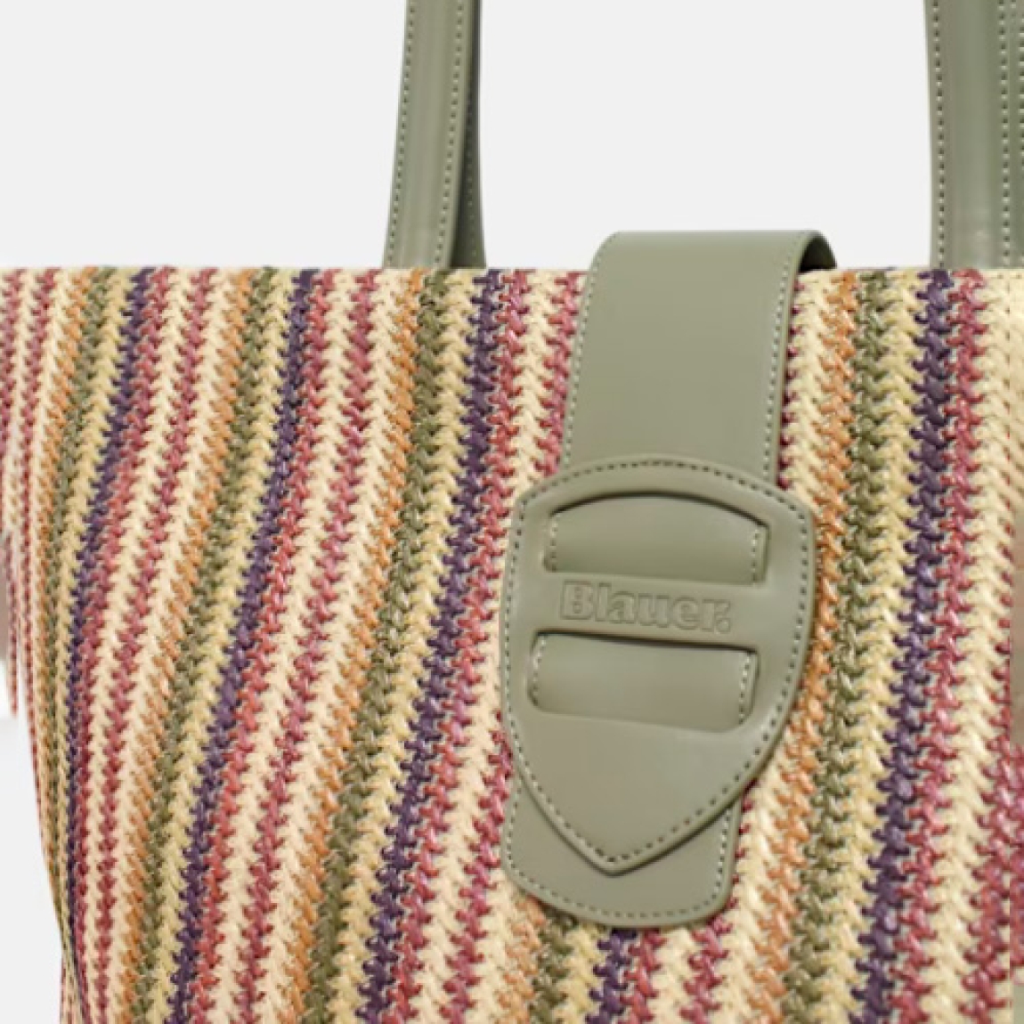 Bolso shopper de la marca Blauer, modelo ALA. Bolso elaborado en rafia color verde y con detalle en multicolor. Bolso con logo frontal, asas dobles, cierre central con cremallera e interior forrado con 2 bolsillos multiusos. Dimensiones: Largo 47 cm, Alto 30 cm, Profundidad 18 cm. Este bolso Blauer ALA es ideal para llevarlo a todos lados!