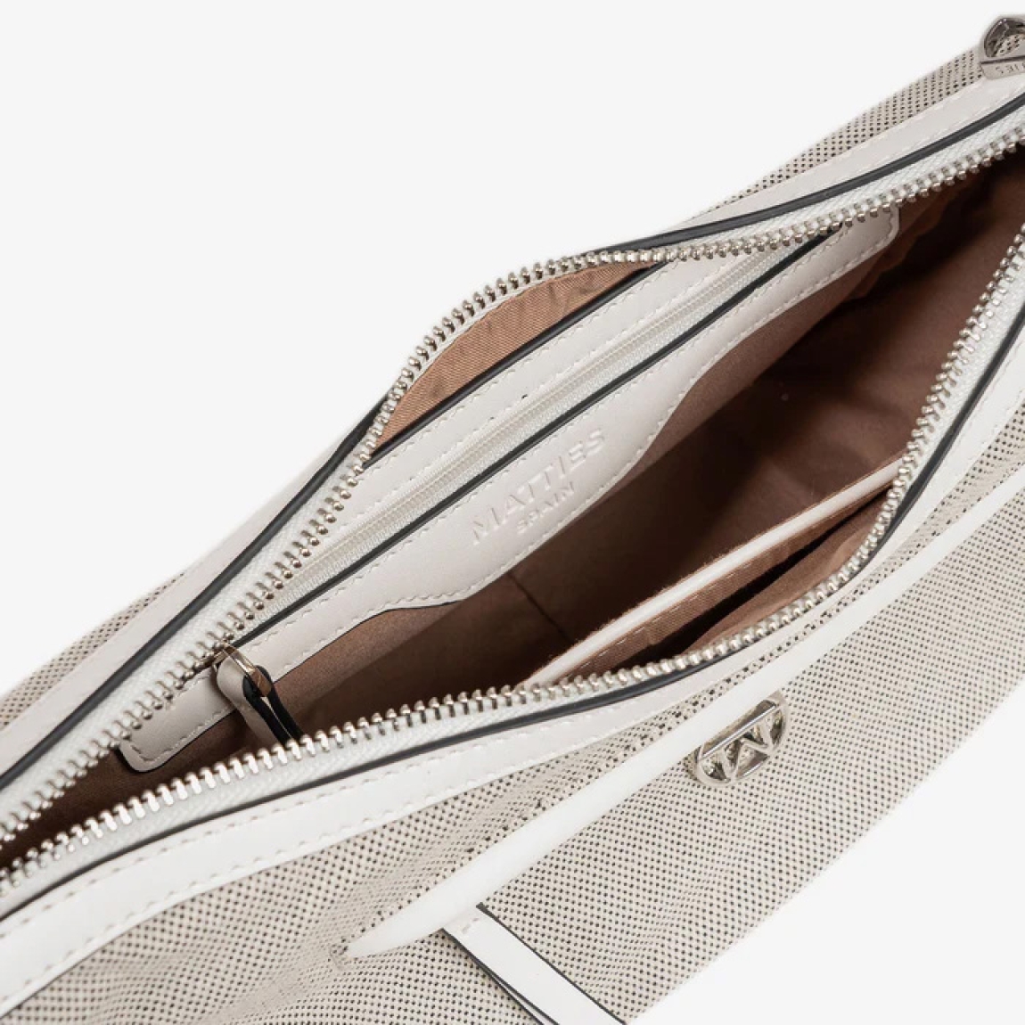 Bolso de mujer de la marca Matias Salva, modelo DALIAS. Elaborado en textil color blanco. Acabado en lona de alta calidad. Interior de forro textil con un bolsillo cerrado con cremallera. En la parte trasera tiene un bolsillo cerrado con cremallera. Tiene asa de hombro. El asa auxiliar tipo bandolera cuenta con mosquetones para su fácil colocación. DIMENSIONES: 26x15x10 cm. Bolso Matias Salva DALIAS ideal para esta temporada!