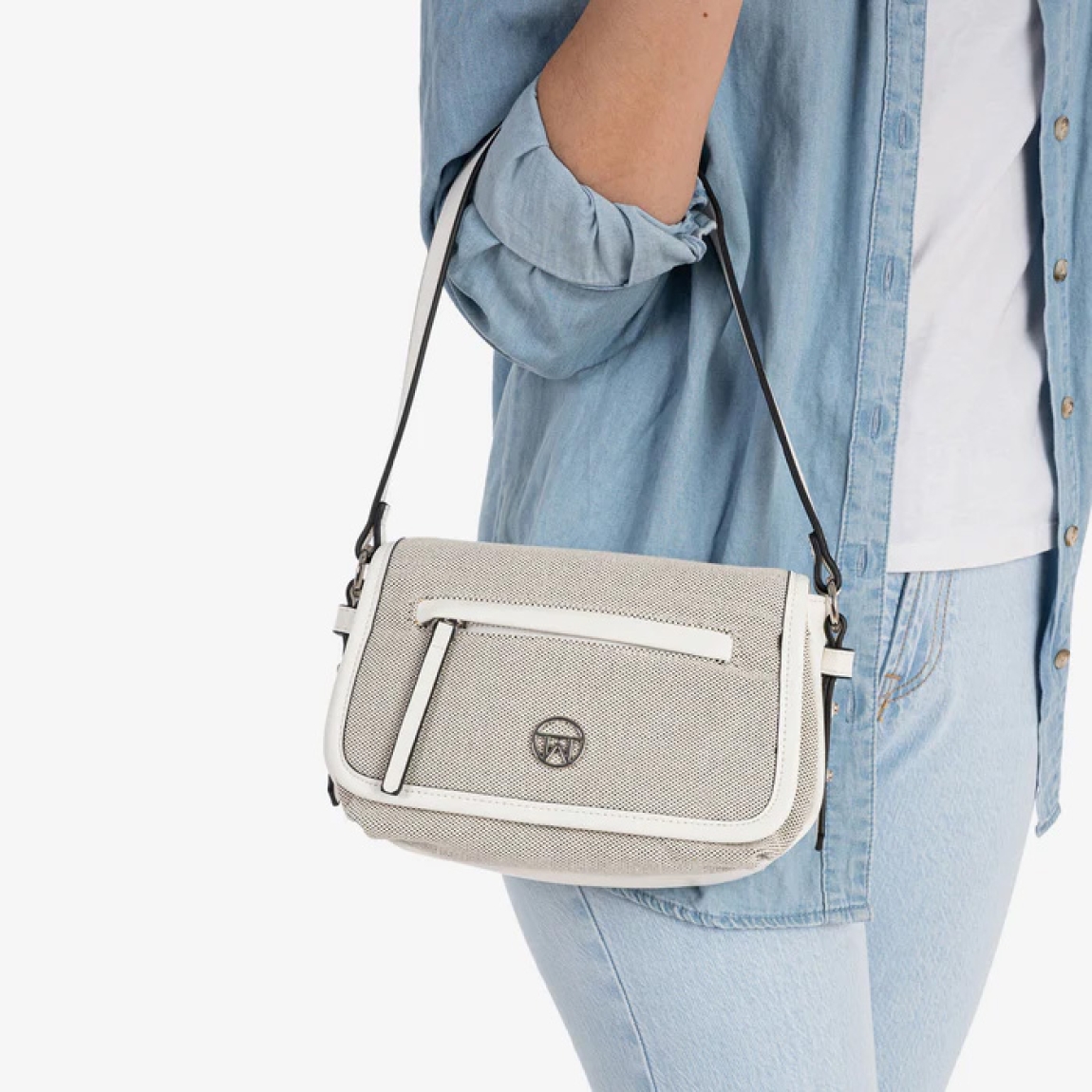 Bolso de mujer de la marca Matias Salva, modelo DALIAS. Elaborado en piel color beig con detalle en blanco. Acabado en lona de alta calidad. Interior de forro textil con un bolsillo cerrado con cremallera. En la parte trasera tiene un bolsillo cerrado con cremallera. Tiene asa de hombro. El asa auxiliar tipo bandolera cuenta con mosquetones para su fácil colocación. DIMENSIONES: 23x13x11 cm. Bolso Matias Salva DALIAS ideal para esta temporada!