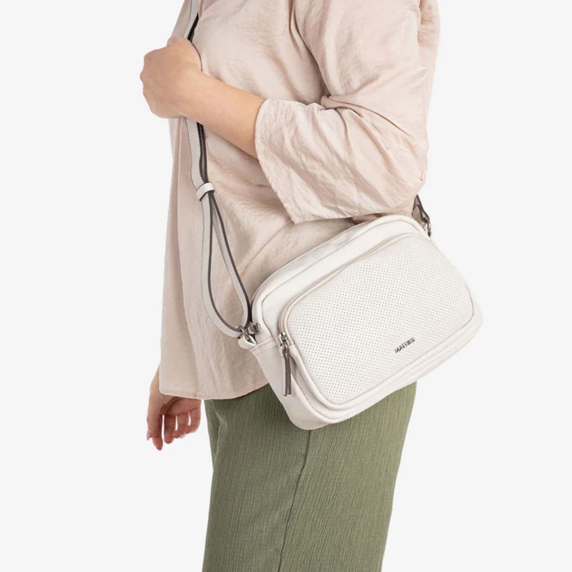 Bolso de la marca Matias Salva, modelo ALMERIA. Elaborado en piel color beig con un detalle en troquelado. Interior de forro textil con un bolsillo cerrado con cremallera. En la parte trasera tiene un bolsillo cerrado con cremallera. El asa es tipo bandolera y tiene corredera para su fácil ajuste en altura. DIMENSIONES: 21.5x16x09 cm. Bolso Matias Salva ALMERIA ideal para llevarlo a todos lados!