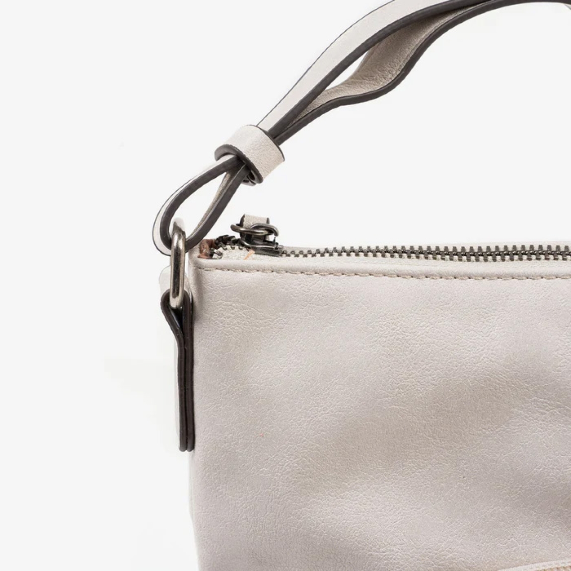 Bolso de la marca Matias Salva, modelo ALMERIA. Elaborado en piel color beig con un detalle en troquelado. Interior de forro textil con un bolsillo cerrado con cremallera. En la parte trasera tiene un bolsillo cerrado con cremallera. El asa es tipo bandolera y tiene corredera para su fácil ajuste en altura. DIMENSIONES: 25x24x11 cm. Bolso Matias Salva ALMERIA ideal para llevarlo a todos lados!