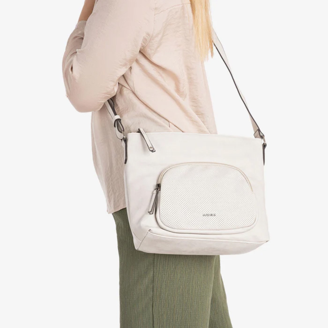 Bolso de la marca Matias Salva, modelo ALMERIA. Elaborado en piel color beig con un detalle en troquelado. Interior de forro textil con un bolsillo cerrado con cremallera. En la parte trasera tiene un bolsillo cerrado con cremallera. El asa es tipo bandolera y tiene corredera para su fácil ajuste en altura. DIMENSIONES: 25x24x11 cm. Bolso Matias Salva ALMERIA ideal para llevarlo a todos lados!