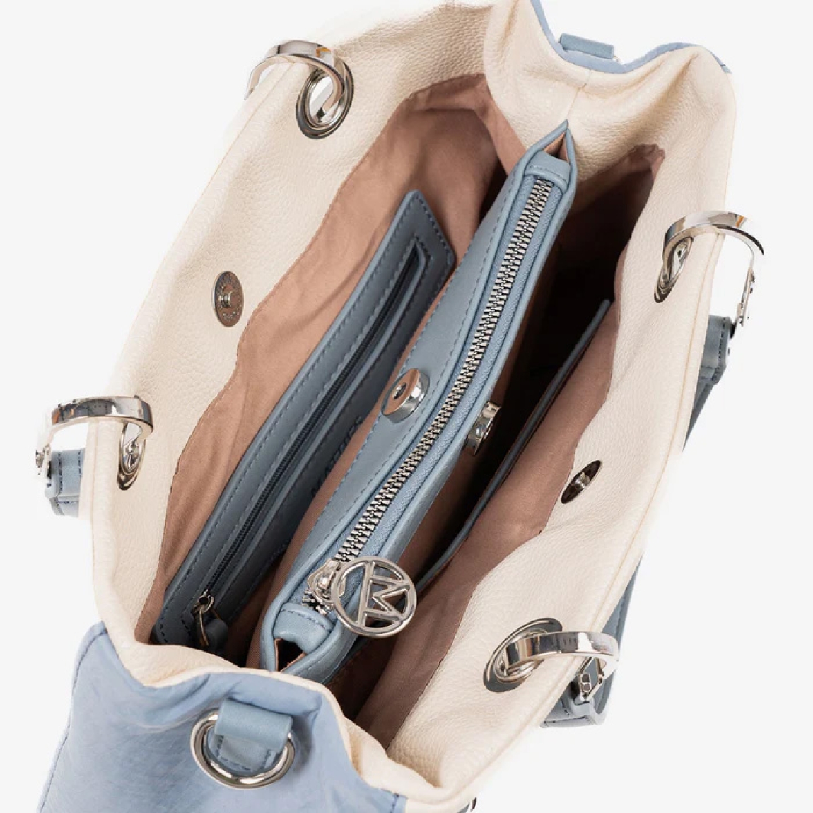 Bolso de mano con bandolera de la marca Matias Salva, modelo ENIX. Elaborado en piel color azul. Interior de forro textil con un bolsillo cerrado con cremallera. En la parte trasera tiene un bolsillo cerrado con cremallera. Tiene doble asa de mano. El asa auxiliar tipo bandolera cuenta con mosquetones para su fácil colocación. DIMENSIONES: 30x20x11 cm. Bolso Matias Salva ENIX ideal para llevar a todos lados!