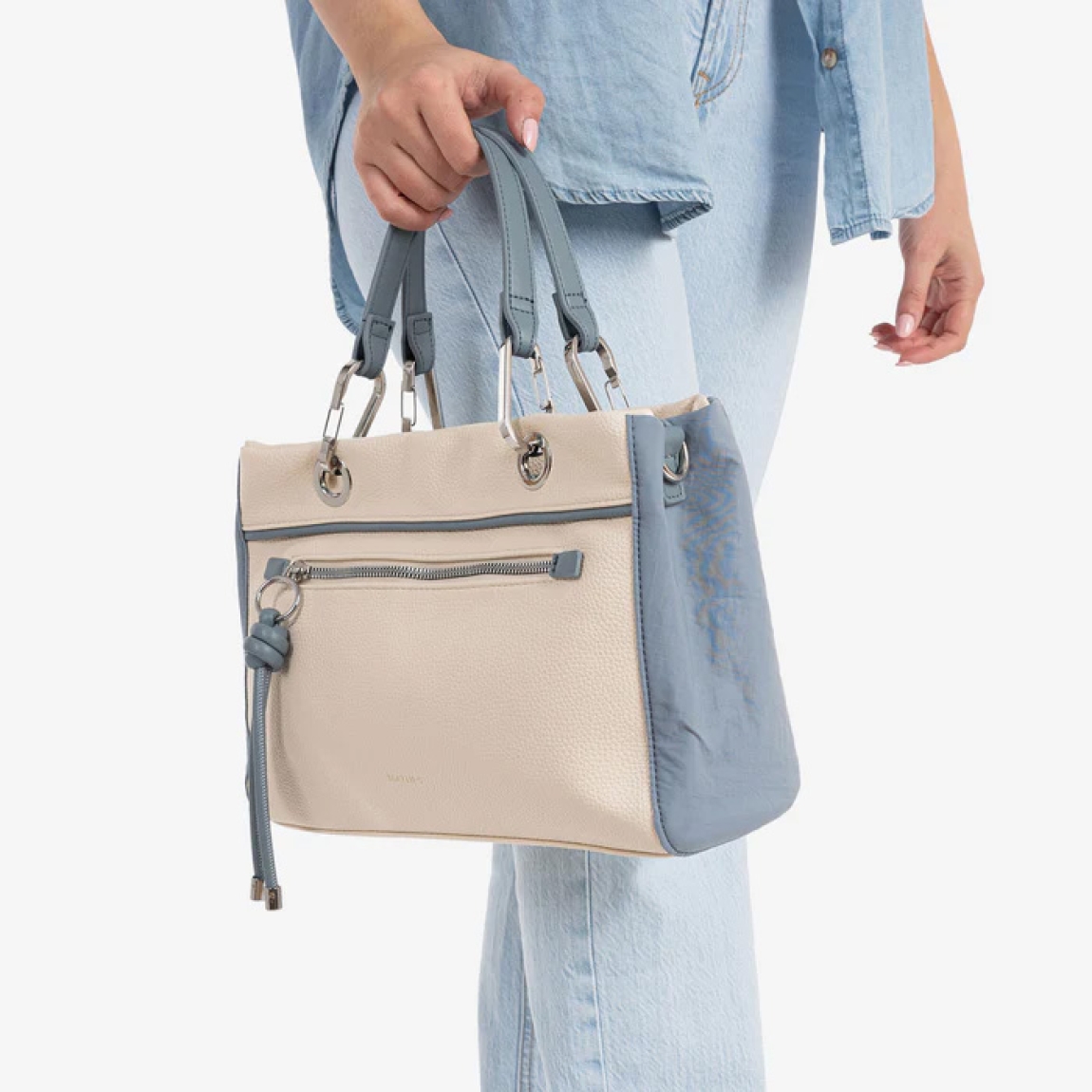 Bolso de mano con bandolera de la marca Matias Salva, modelo ENIX. Elaborado en piel color azul. Interior de forro textil con un bolsillo cerrado con cremallera. En la parte trasera tiene un bolsillo cerrado con cremallera. Tiene doble asa de mano. El asa auxiliar tipo bandolera cuenta con mosquetones para su fácil colocación. DIMENSIONES: 30x20x11 cm. Bolso Matias Salva ENIX ideal para llevar a todos lados!