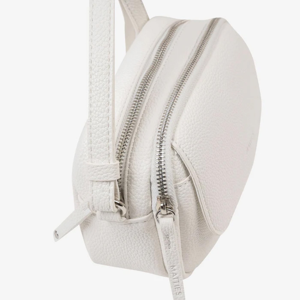 Bolso de la marca Matias Salva, modelo BEIRES. Elaborado en piel color blanco. Interior de forro textil con un bolsillo cerrado con cremallera. En la parte trasera tiene un bolsillo cerrado con cremallera. El asa es tipo bandolera y tiene corredera para su fácil ajuste en altura. DIMENSIONES: 19x12.5x08 cm. Este bolso Matias Salva BEIRES es ideal para esta temporada!