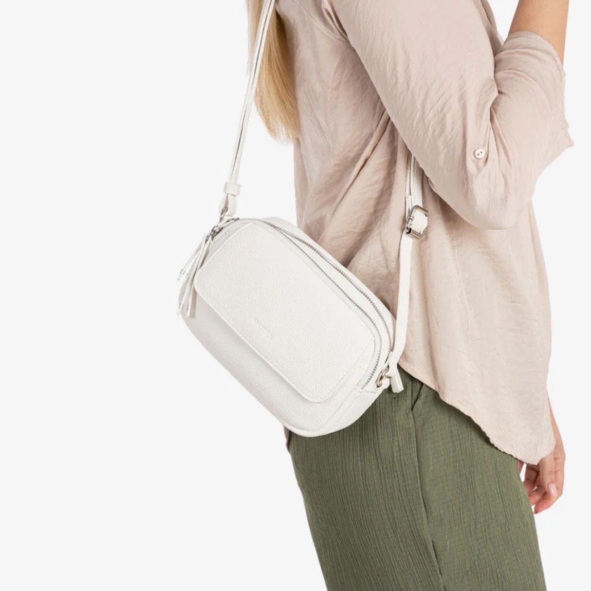 Bolso de la marca Matias Salva, modelo BEIRES. Elaborado en piel color blanco. Interior de forro textil con un bolsillo cerrado con cremallera. En la parte trasera tiene un bolsillo cerrado con cremallera. El asa es tipo bandolera y tiene corredera para su fácil ajuste en altura. DIMENSIONES: 19x12.5x08 cm. Este bolso Matias Salva BEIRES es ideal para esta temporada!