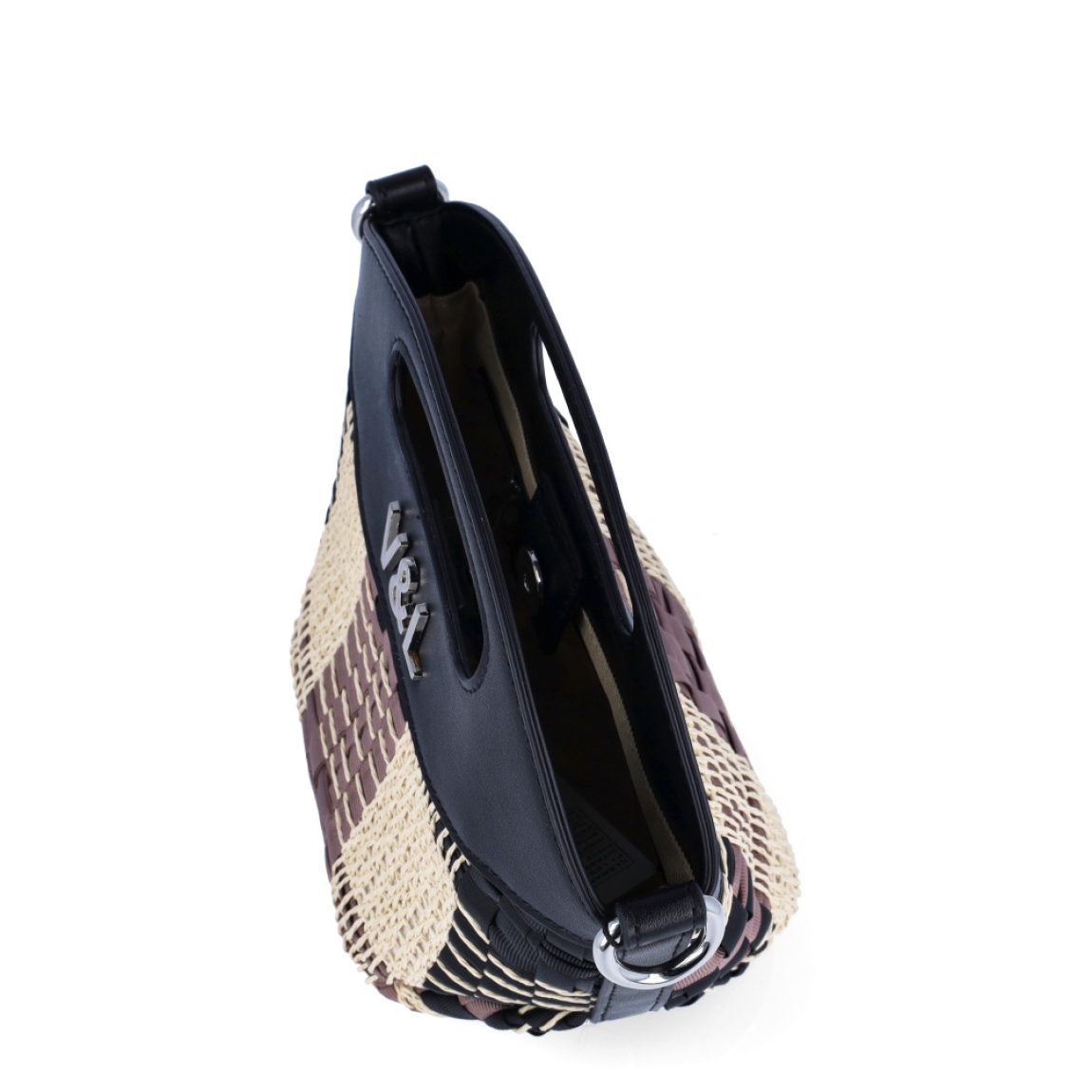 Bolso de la marca Victorio & Lucchino, modelo LEONORE. Elaborado en rafia color negro con detalles en beig y marrón. Interior en textil color negro. Cierre de bolso con botón. Bolso pequeño de mano con una asa extraíble y ajustable para máxima comodidad. Medidas: alto 16cm y ancho 20cm. Este bolso Vitorio & Lucchino es ideal para esta temporada!