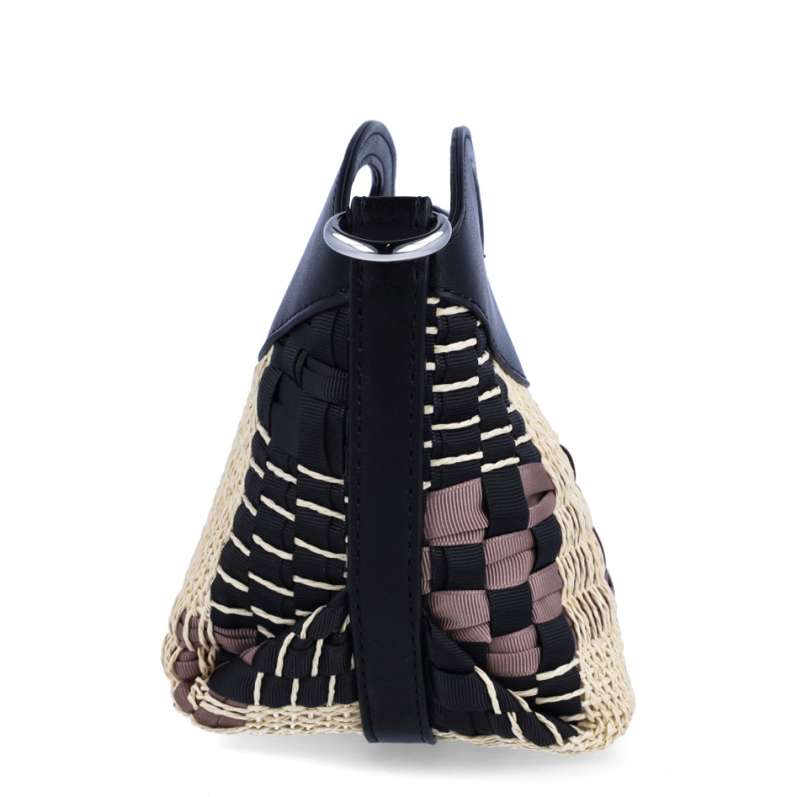 Bolso de la marca Victorio & Lucchino, modelo LEONORE. Elaborado en rafia color negro con detalles en beig y marrón. Interior en textil color negro. Cierre de bolso con botón. Bolso pequeño de mano con una asa extraíble y ajustable para máxima comodidad. Medidas: alto 16cm y ancho 20cm. Este bolso Vitorio & Lucchino es ideal para esta temporada!