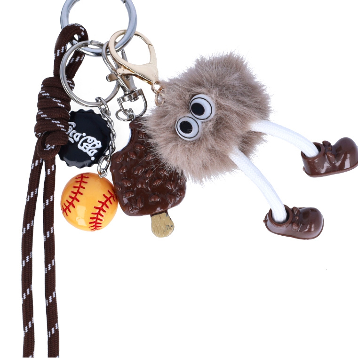Llavero de la marca MUNNÉ, modelo L01. Elaborado en piel color marrón con dijes de paleta de helado, chapa de coca cola y muñeco peludo. Complemento perfecto para tu bolso.