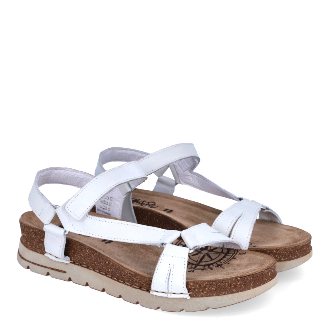 Sandalia de la marca Calba, modelo 3861. Exterior de la sandalia de ante de color marrón. Interior de la sandalia de piel de color beig. Cierre de la sandalia con tiras de velcro. Sandalia con plantilla acolchada para garantizar el máximo confort posible. La sandalia de ante de color marrón de Calba es una sandalia muy cómoda, perfecta para ir cómoda todo el verano.