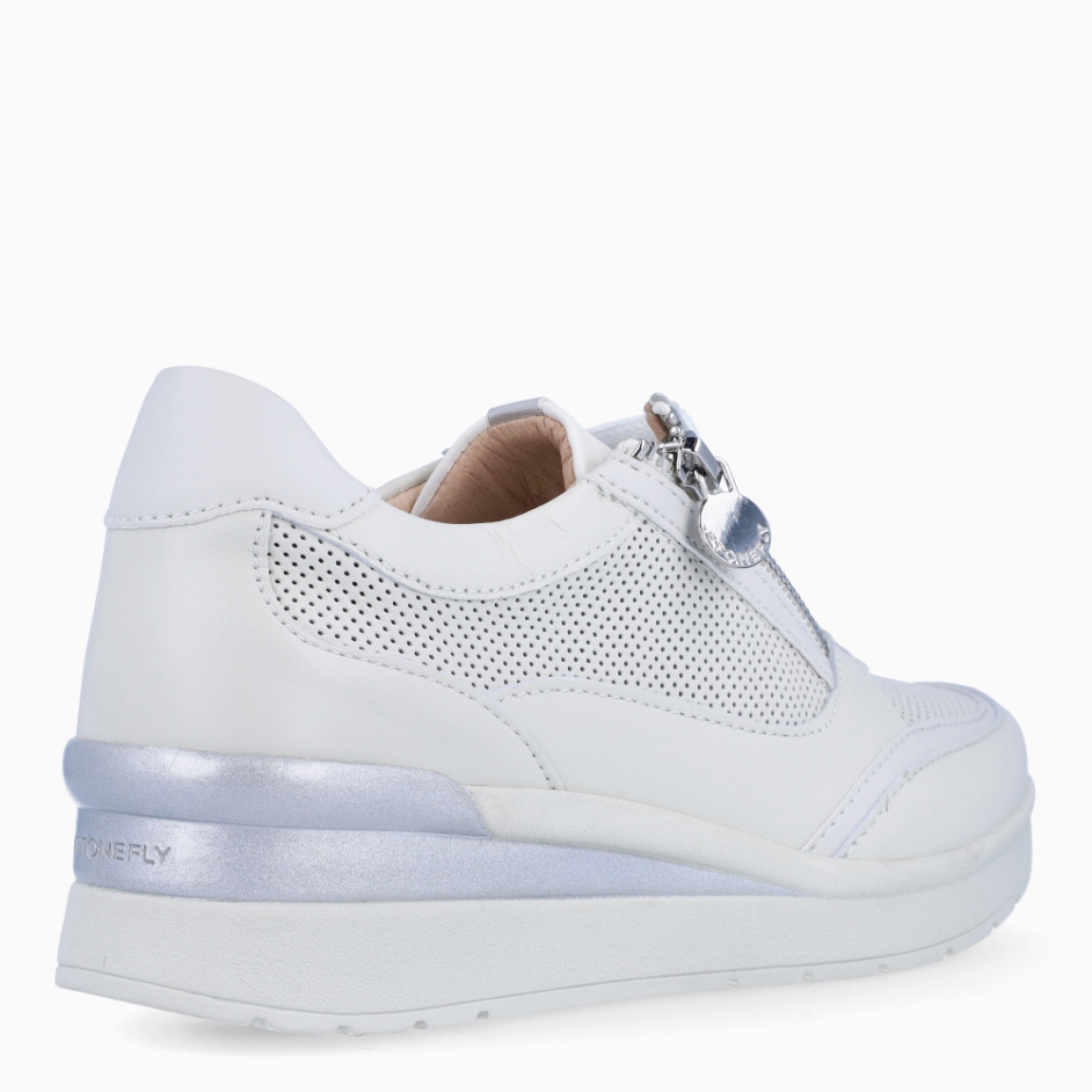 Deportivas de la marca Stonefly, modelo CREAM 52. Exterior de las deportivas en piel troquelada color blanco con detalle de cremallera. Interior de las deportivas en piel color beig. Cierre de las deportivas con cordones y cuña de 3cm de altura. Estas deportivas Stonefly CREAM 52 tienen un diseño que ofrece frescura y comodidad en cada paso que des. Perfecto para esta temporada.