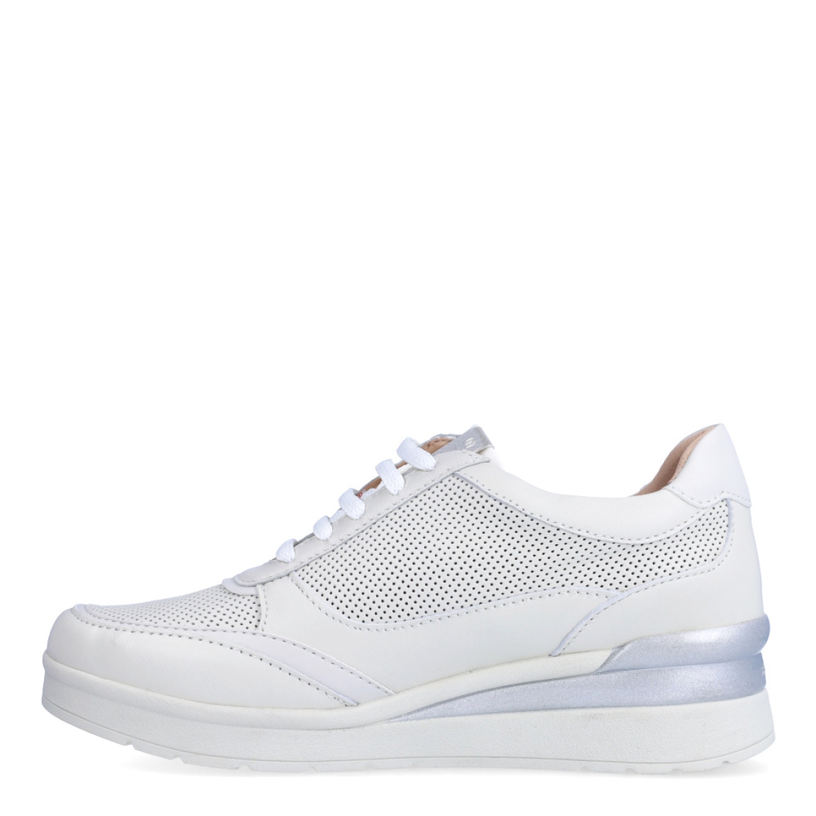 Deportivas de la marca Stonefly, modelo CREAM 52. Exterior de las deportivas en piel troquelada color blanco con detalle de cremallera. Interior de las deportivas en piel color beig. Cierre de las deportivas con cordones y cuña de 3cm de altura. Estas deportivas Stonefly CREAM 52 tienen un diseño que ofrece frescura y comodidad en cada paso que des. Perfecto para esta temporada.