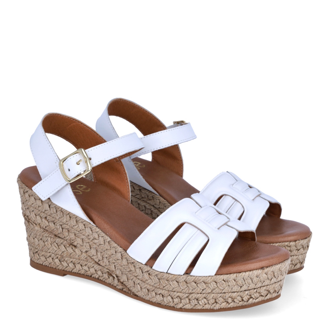 Sandalias de la marca Itse, modelo KARI. Exterior de las sandalias en piel color blanco. Interior de las sandalias en piel color camel. Cierre de las sandalias Itse con hebilla y cuña de 7cm de altura. Estas sandalias Itse KARI son el complemento ideal para crear diferentes looks esta temporada, y sobre todo, gozar de una comodidad espectacular en tu día a día.