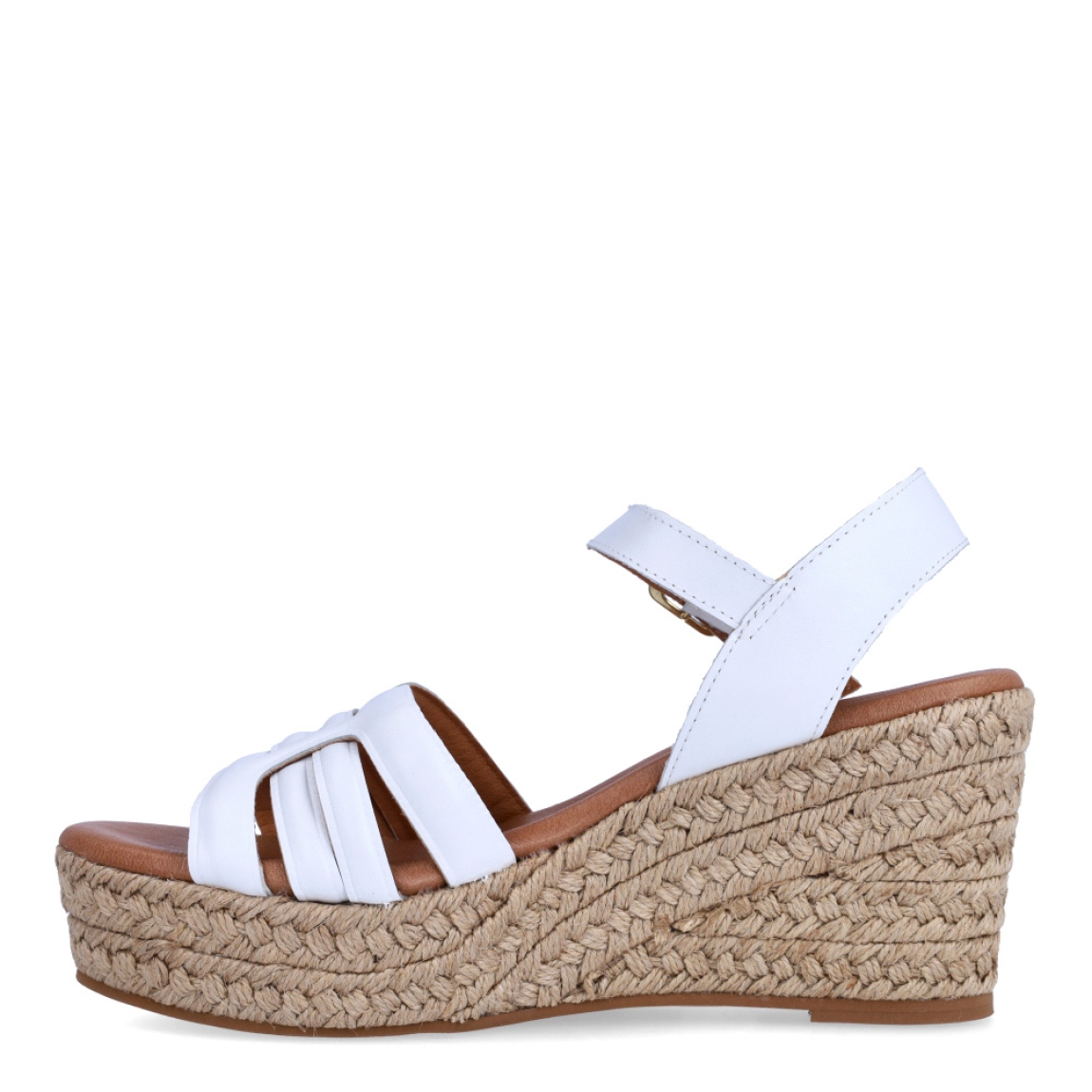 Sandalias de la marca Itse, modelo KARI. Exterior de las sandalias en piel color blanco. Interior de las sandalias en piel color camel. Cierre de las sandalias Itse con hebilla y cuña de 7cm de altura. Estas sandalias Itse KARI son el complemento ideal para crear diferentes looks esta temporada, y sobre todo, gozar de una comodidad espectacular en tu día a día.