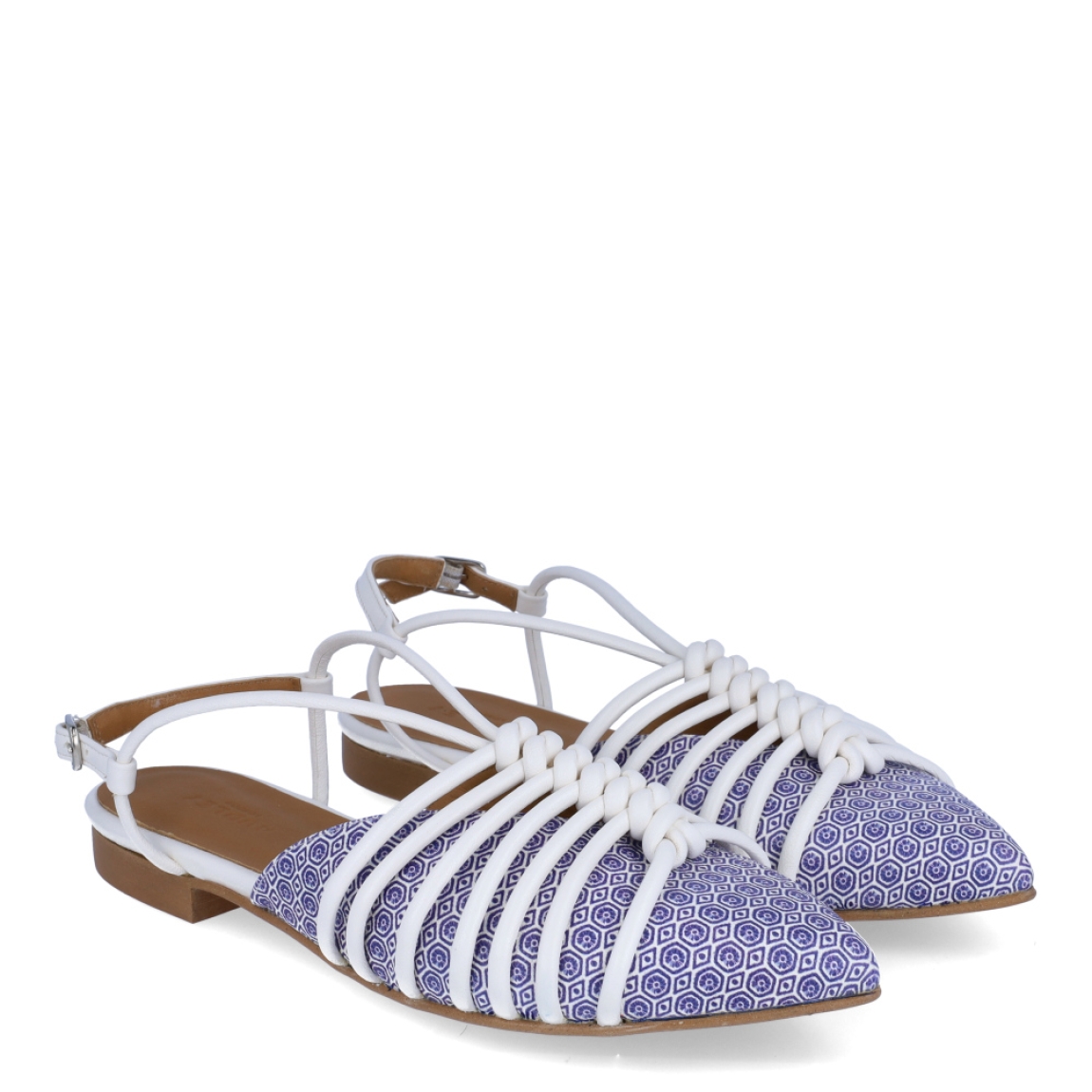 Salones destalonados de la marca Audley, modelo FRIDA . Exterior en piel color azul con detalle estampado. Salones con tiras blancas y nudo en pala. Interior en piel color camel. Cierre de salones Audley con hebilla en tobillo. Estos salones Audley FRIDA son un complemento que te hará lucir looks con estilo y comodidad. Perfecto para destacar en esta temporada!