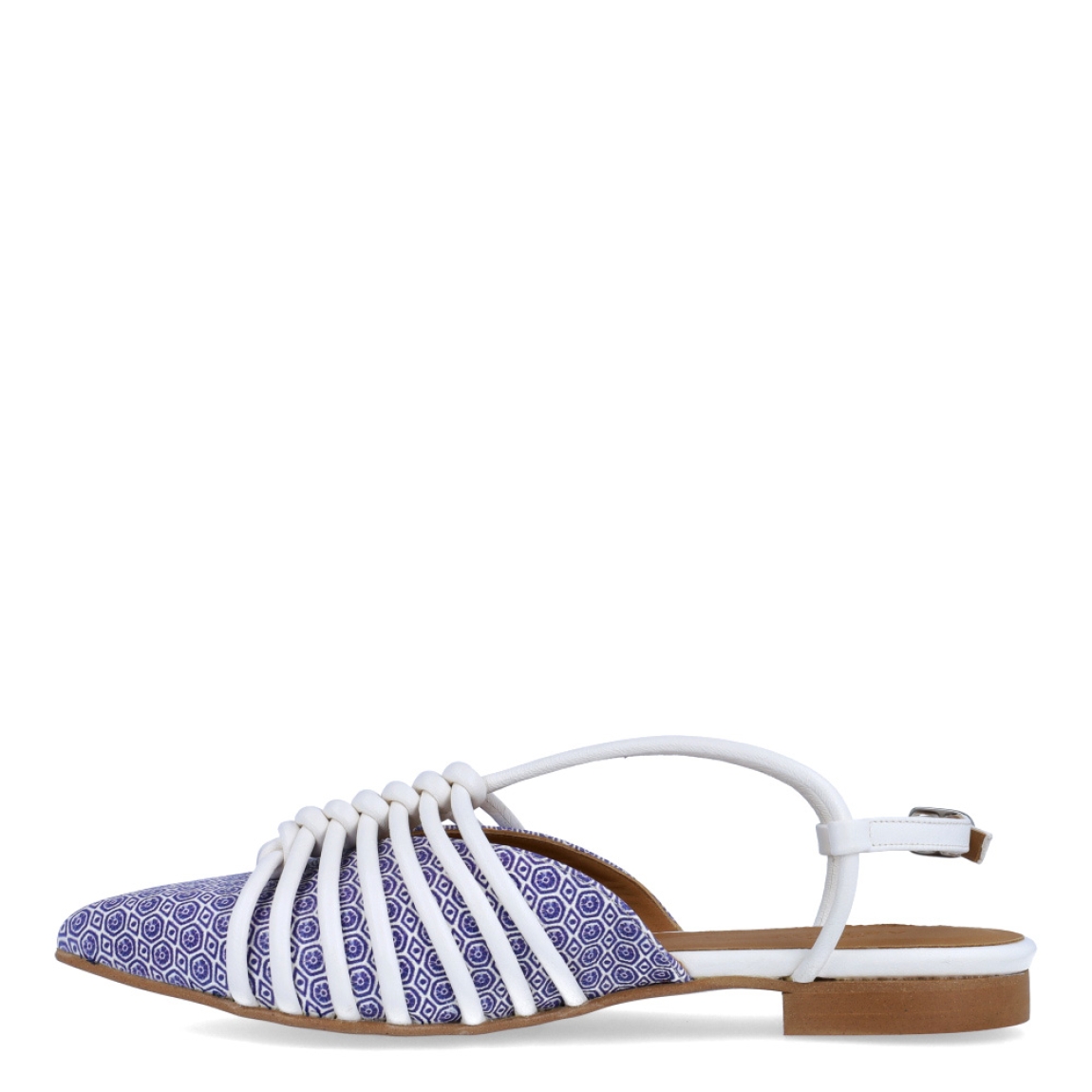 Salones destalonados de la marca Audley, modelo FRIDA . Exterior en piel color azul con detalle estampado. Salones con tiras blancas y nudo en pala. Interior en piel color camel. Cierre de salones Audley con hebilla en tobillo. Estos salones Audley FRIDA son un complemento que te hará lucir looks con estilo y comodidad. Perfecto para destacar en esta temporada!