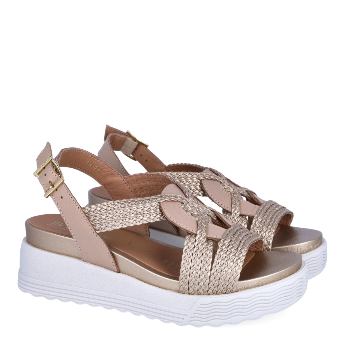 Sandalias de la marca Stonefly, modelo LIA. Sandalias elaboradas en piel trenzada color taupe con tiras cruzadas. Interior en piel color camel. Cierre de las sandalias con hebilla en tobillo. Sandalias Stonefly con cuña de 5cm de altura. Estas Stonefly LIA son un complemento que te ofrecerá la comodidad que necesitas a donde vayas esta temporada!