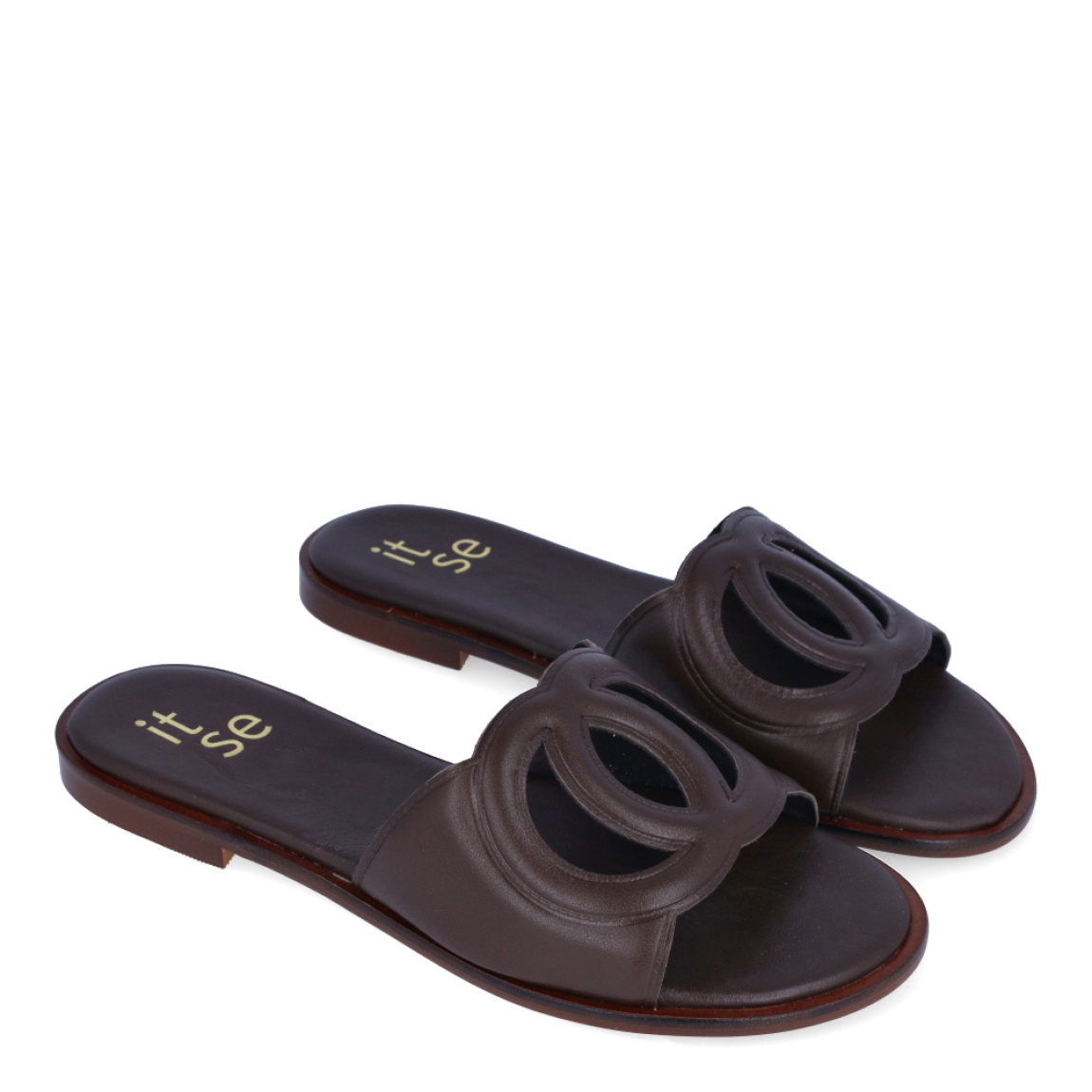 Chanclas de la marca Itse, modelo BRITNE. Exterior en piel color marrón con detalle de círculos cruzados en la pala. Interior en piel color marrón con logo de marca. Chanclas con suela de goma y plana. Estas chanclas Itse BRITNE son unas clásicas, ideales para combinarlas con diferentes looks esta temporada!