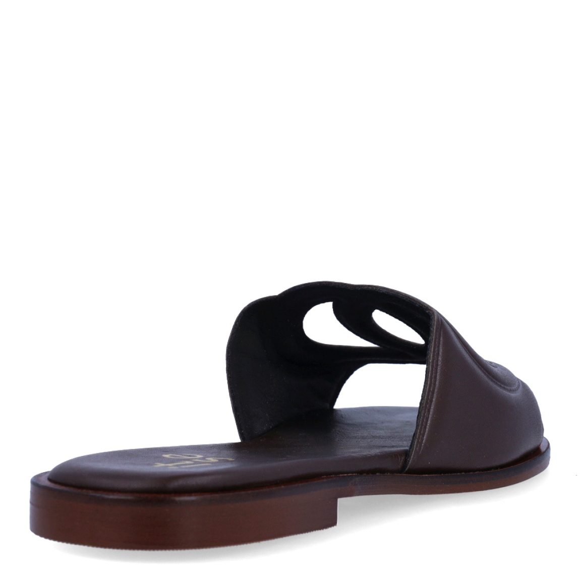 Chanclas de la marca Itse, modelo BRITNE. Exterior en piel color marrón con detalle de círculos cruzados en la pala. Interior en piel color marrón con logo de marca. Chanclas con suela de goma y plana. Estas chanclas Itse BRITNE son unas clásicas, ideales para combinarlas con diferentes looks esta temporada!