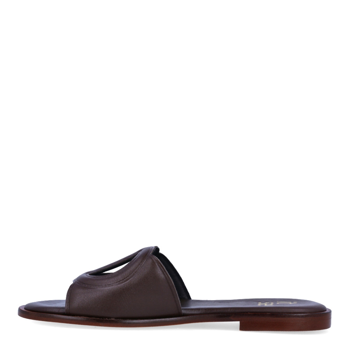 Chanclas de la marca Itse, modelo BRITNE. Exterior en piel color marrón con detalle de círculos cruzados en la pala. Interior en piel color marrón con logo de marca. Chanclas con suela de goma y plana. Estas chanclas Itse BRITNE son unas clásicas, ideales para combinarlas con diferentes looks esta temporada!