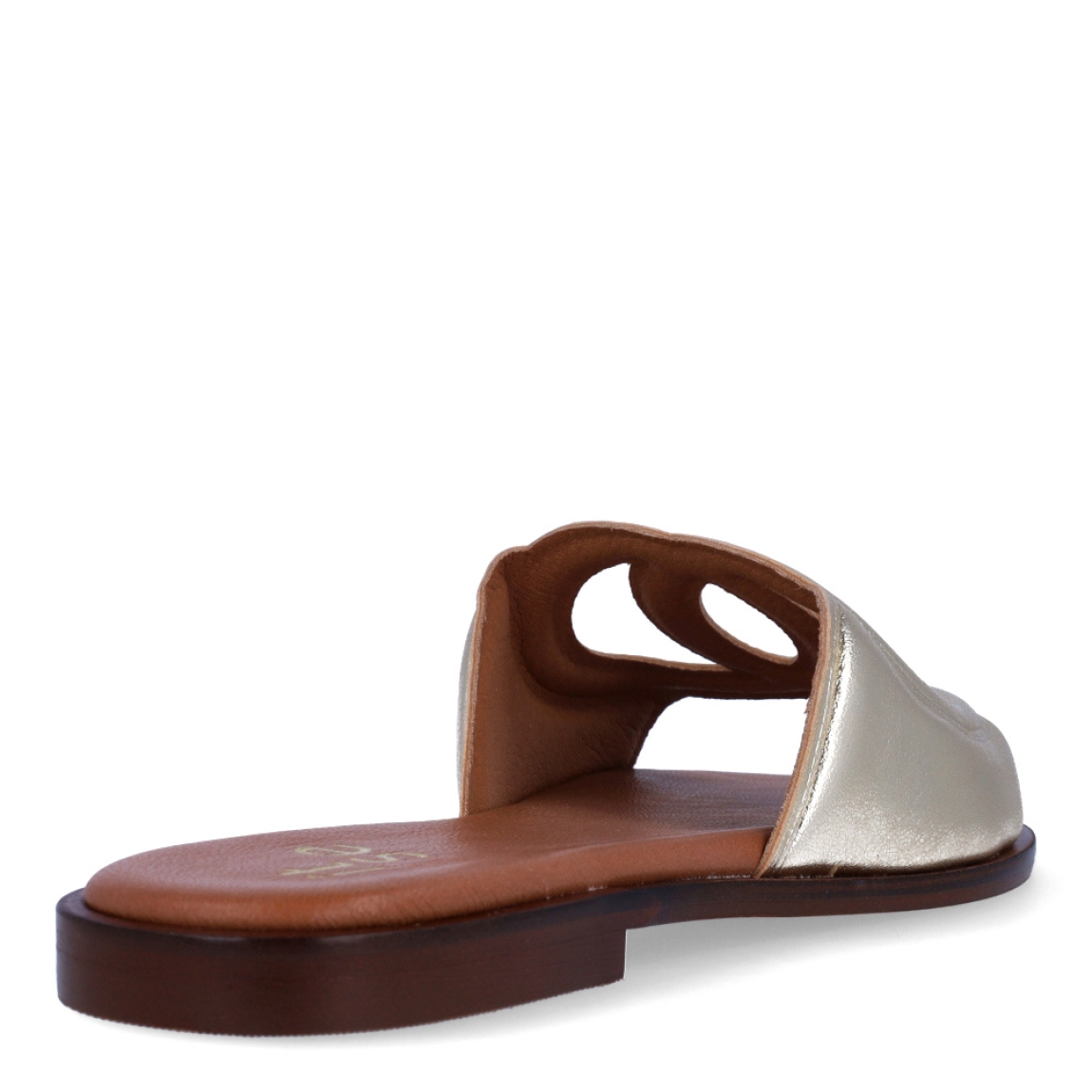 Chanclas de la marca Itse, modelo BRITNE. Exterior en piel color platino con detalle de círculos cruzados en la pala. Interior en piel color camel con logo de marca. Chanclas con suela de goma y plana. Estas chanclas Itse BRITNE son unas clásicas, ideales para combinarlas con diferentes looks esta temporada!